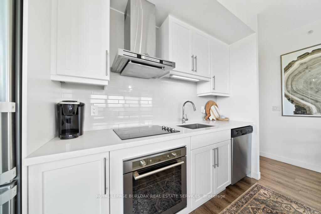 2 Bedrooms Condo at 2087 Fairview, Burlington For sale
