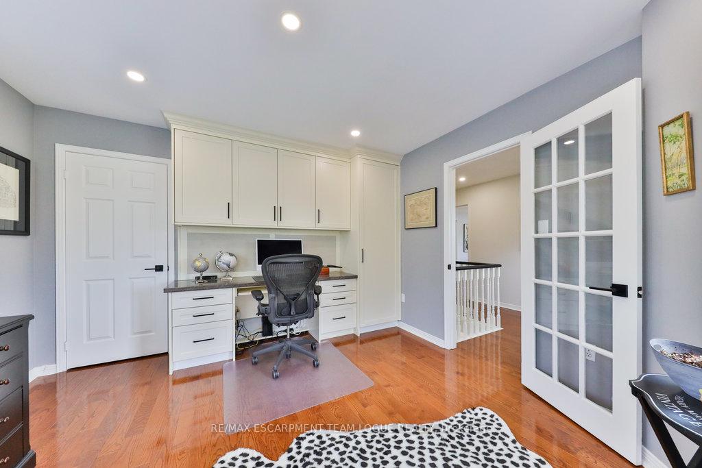 4 Bedrooms Condo at 2145 Country Club, Burlington For sale