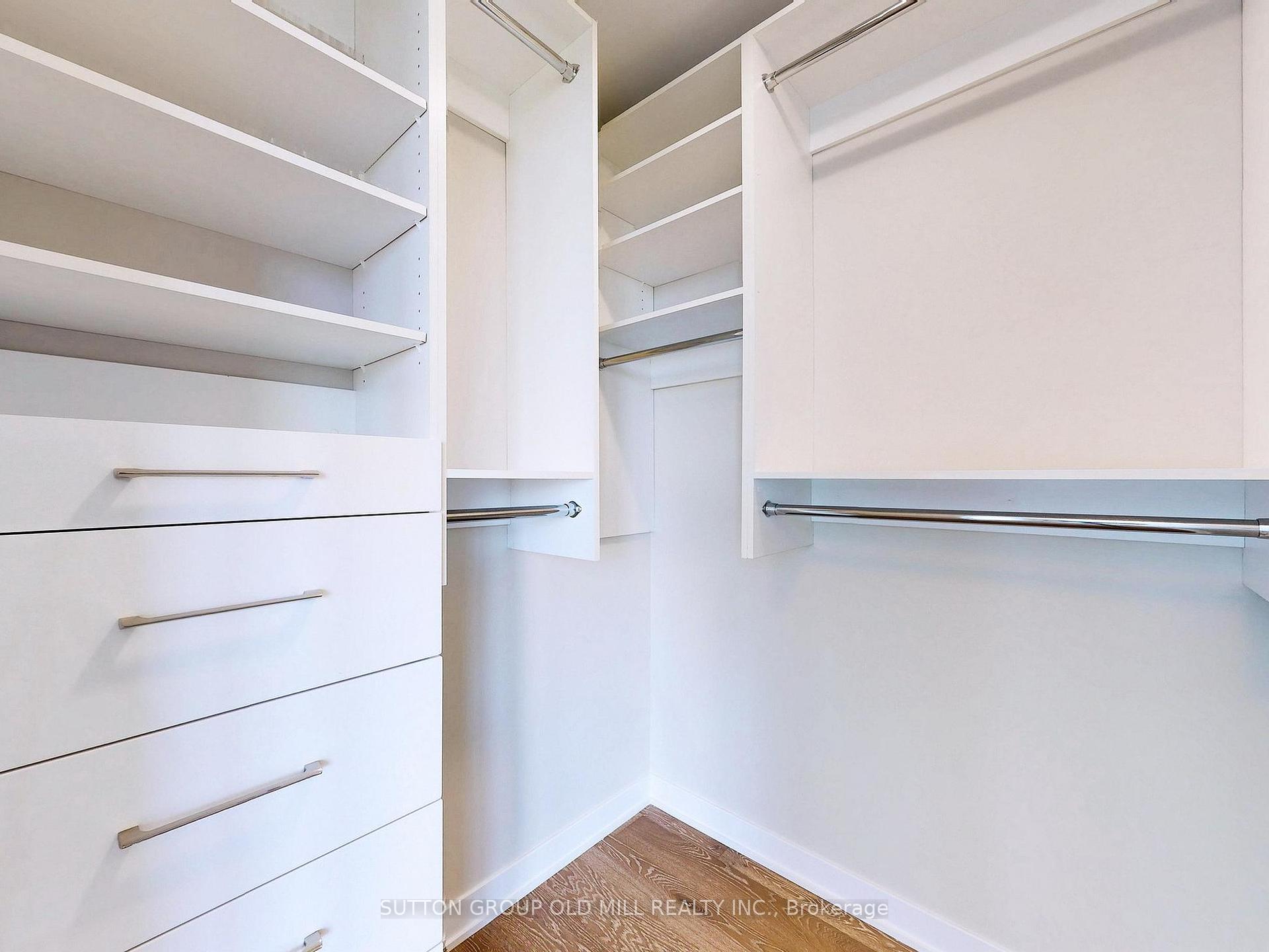3 Bedrooms Condo at 90 Park Lawn, Toronto For sale