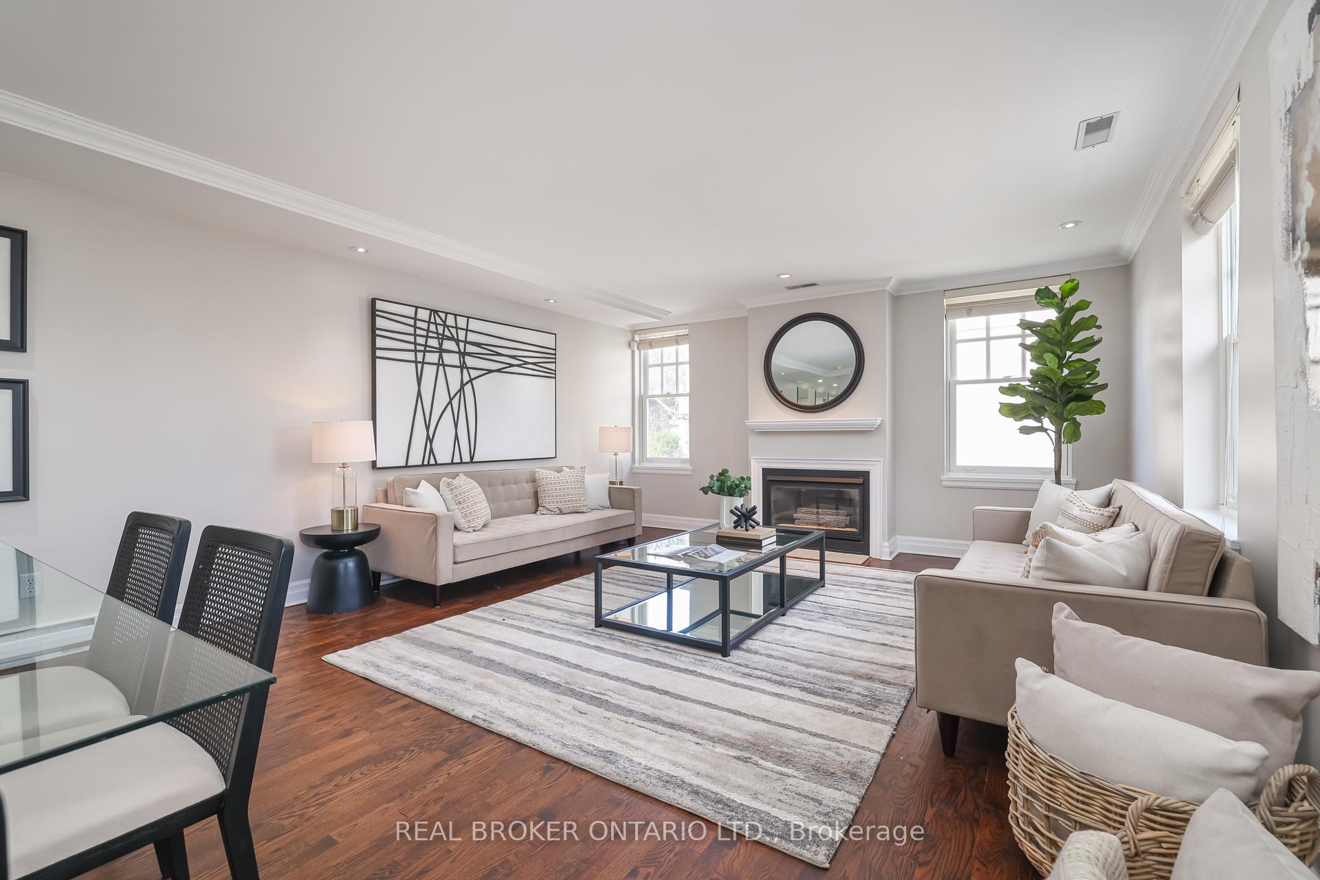 2 Bedrooms Condo at 195 Poplar Plains, Toronto For sale