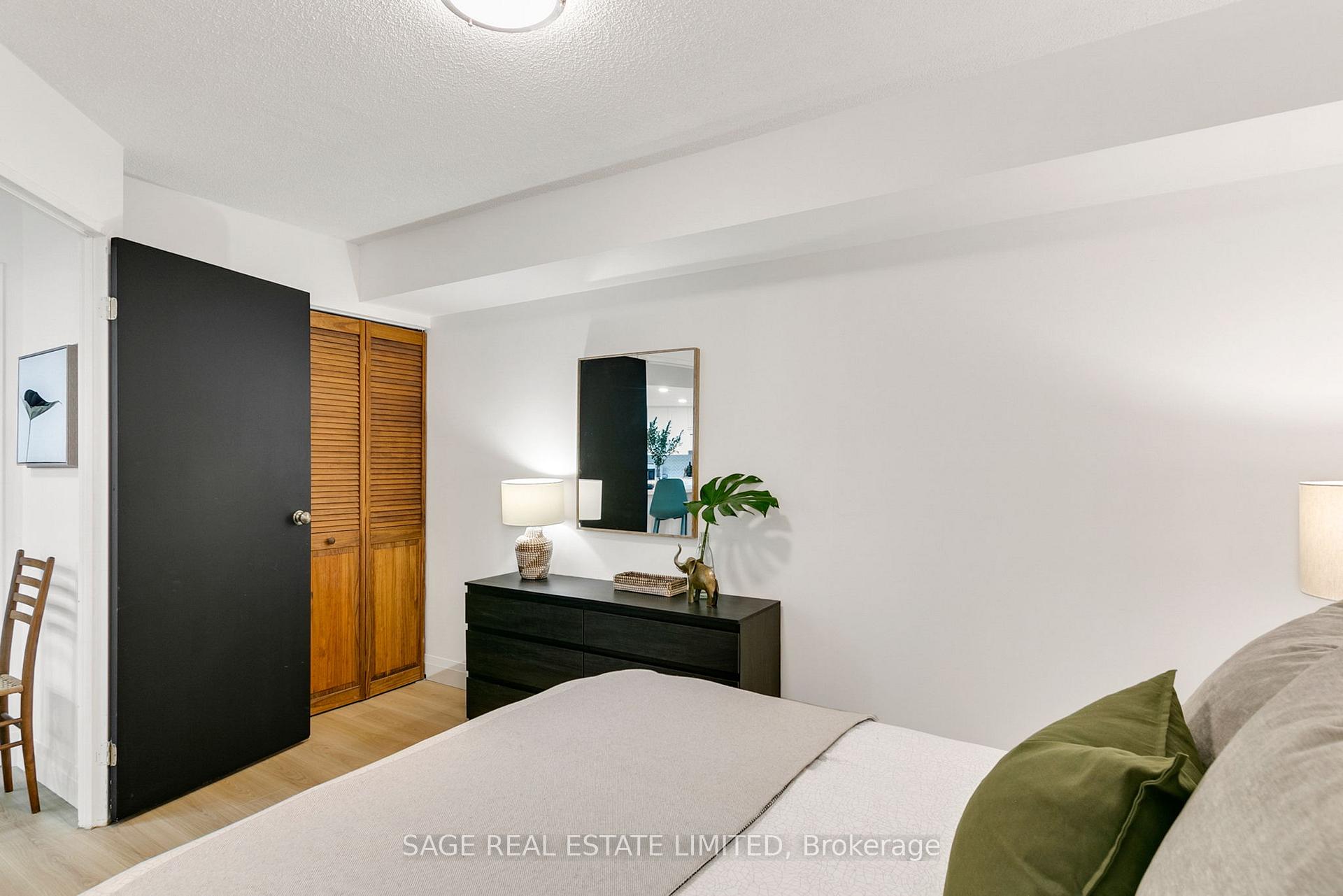 2 Bedrooms Condo at 15 Maitland, Toronto For sale