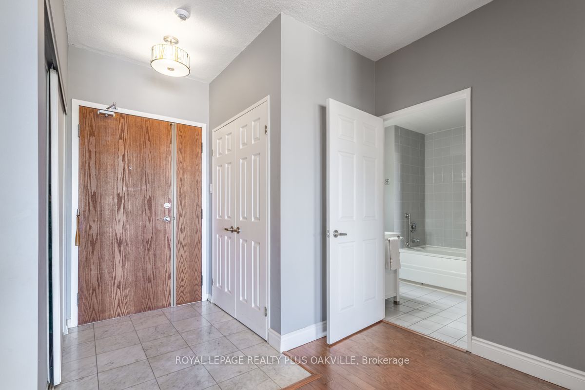 2511 Lakeshore Road W, #517