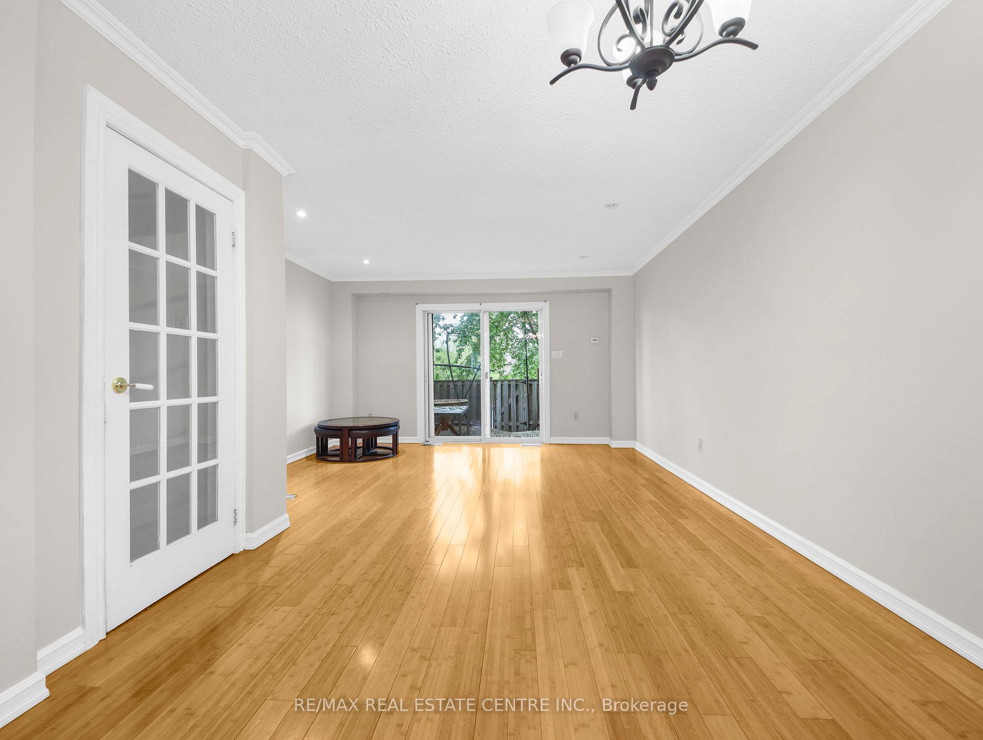 3 Bedrooms Condo at 2779 Gananoque, Mississauga For sale