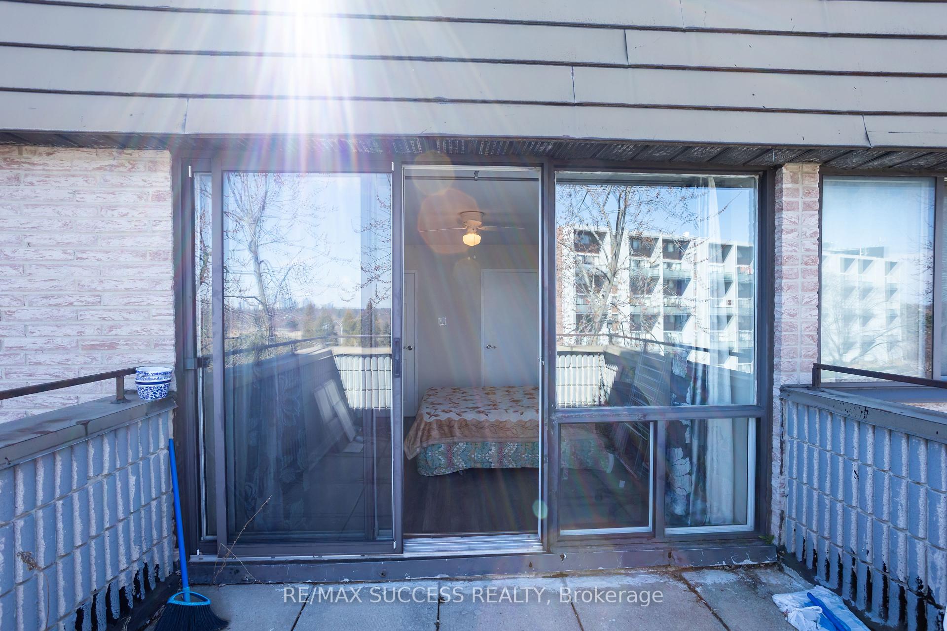 3 Bedrooms Condo at 2095 Roche, Mississauga For sale