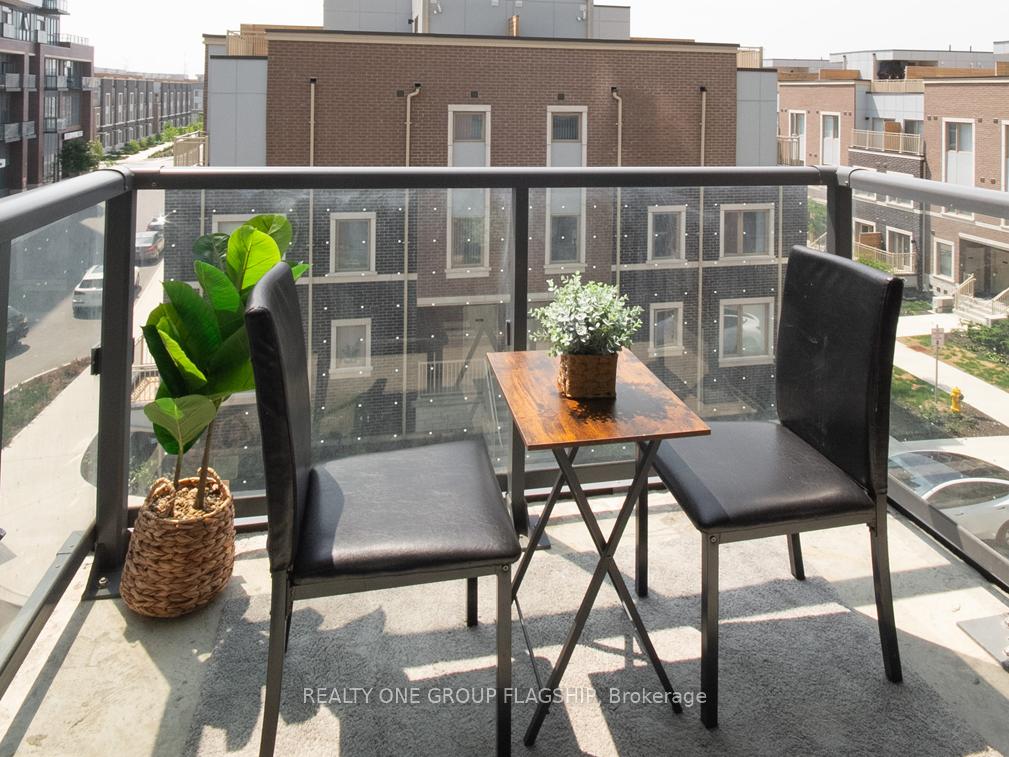 2 Bedrooms Condo at 38 Honeycrisp, Vaughan For sale