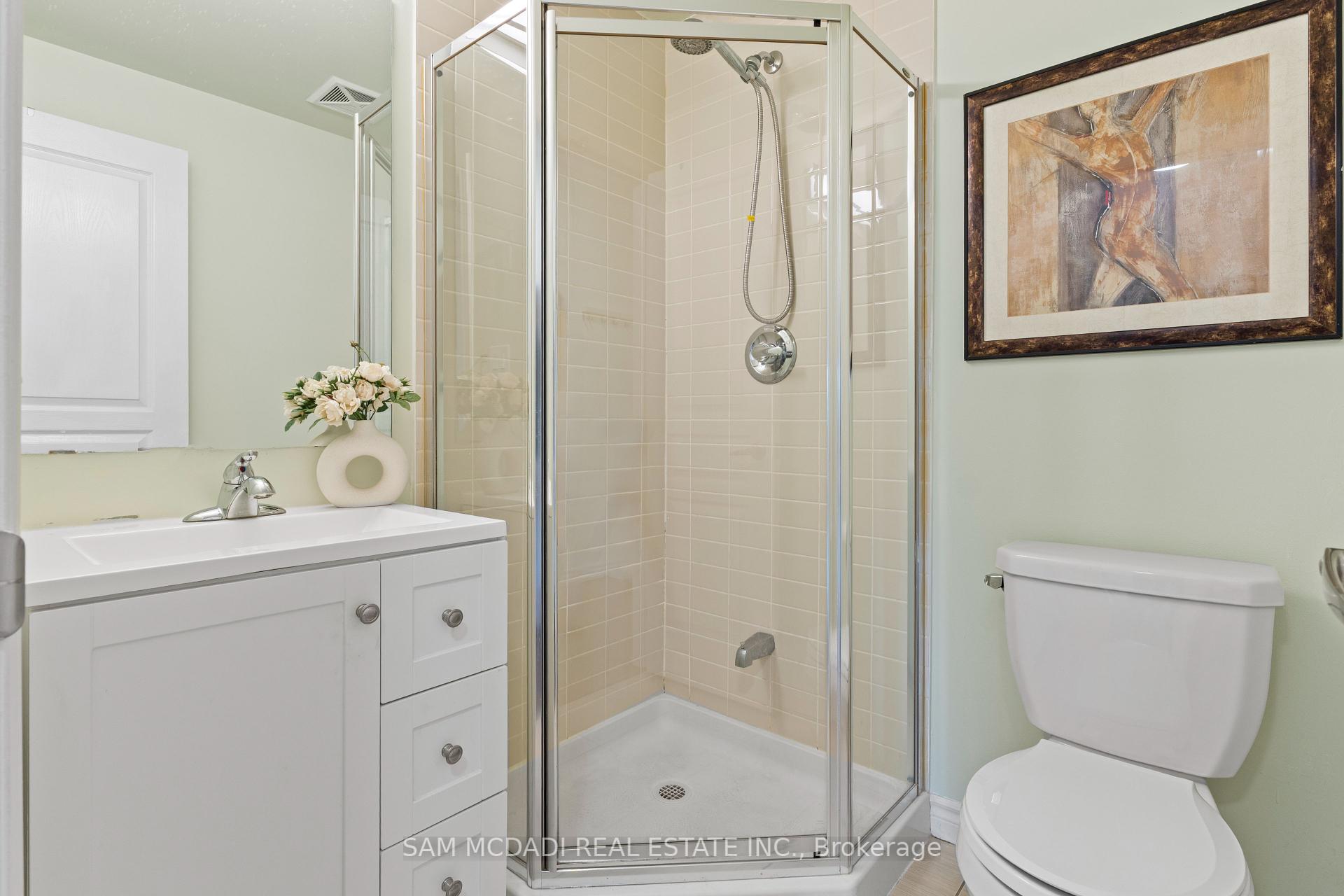 2 Bedrooms Condo at 570 Lolita, Mississauga For sale