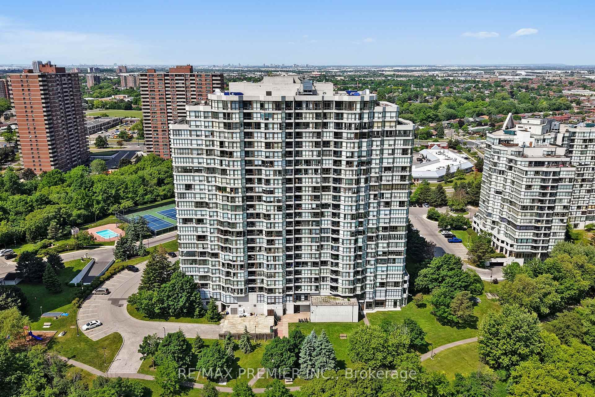 2 Bedrooms Condo at 3 Rowntree, Toronto For sale