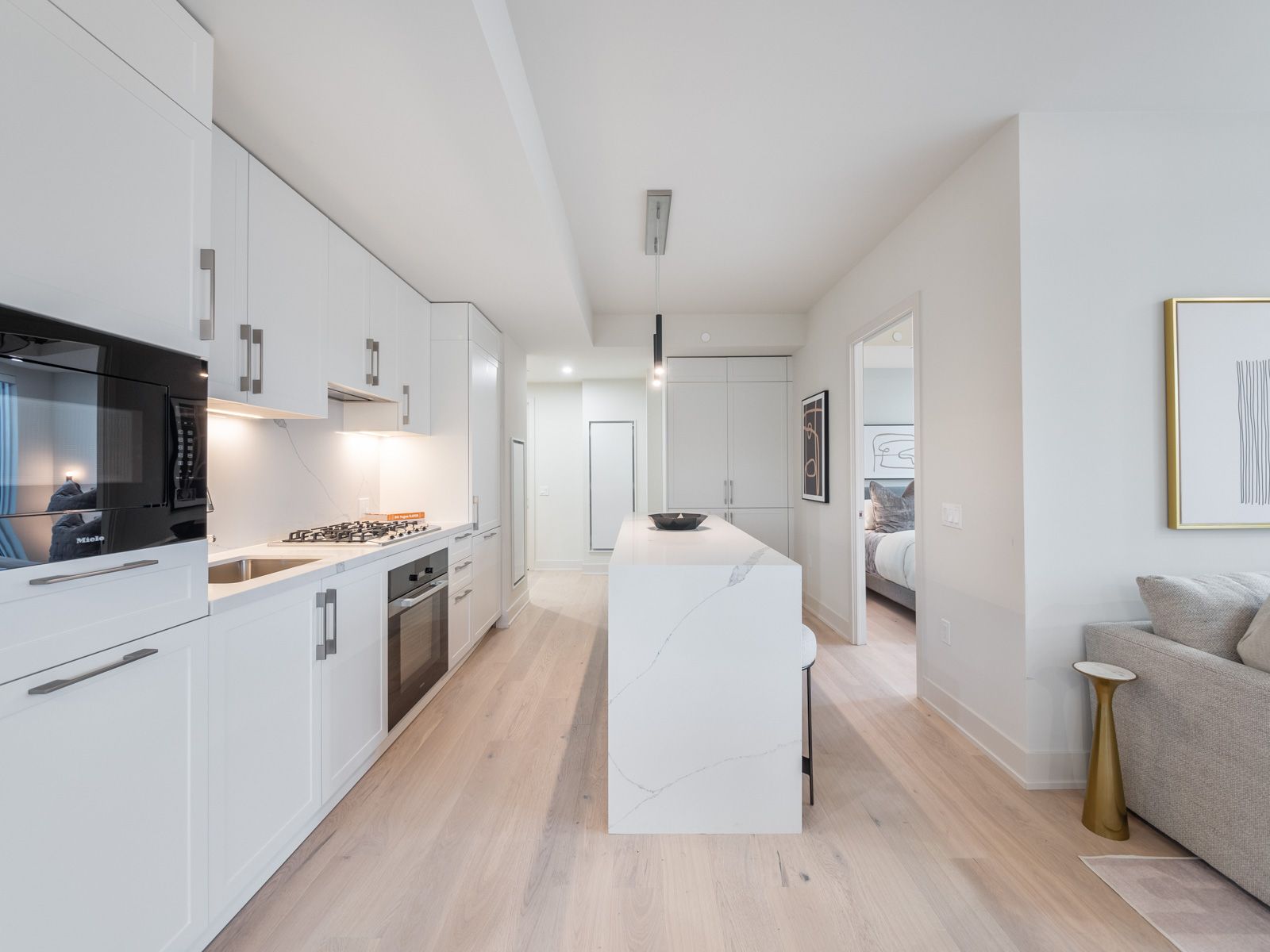 8 Manor Road W 711