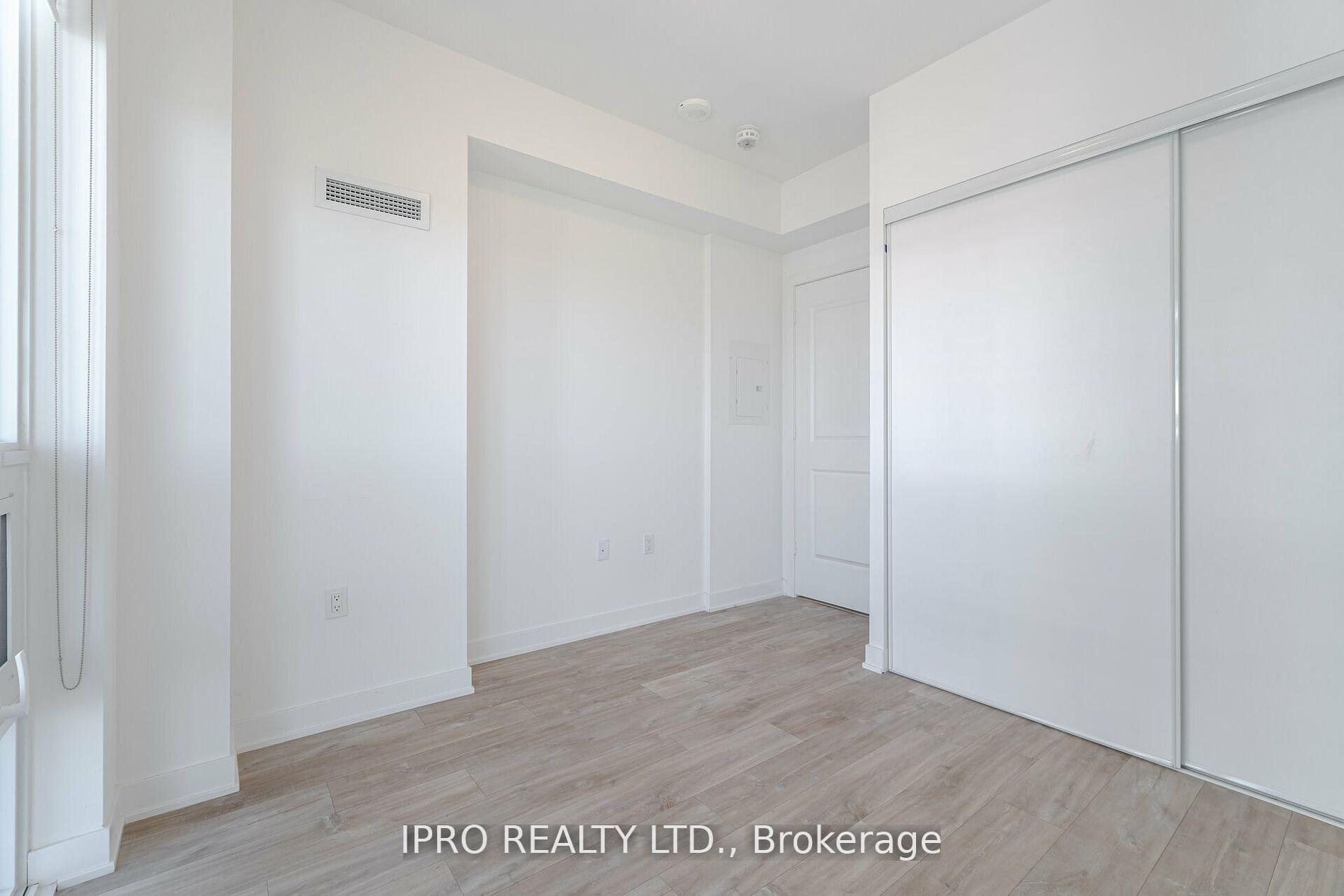 3 Bedrooms Condo at 4675 Metcalfe, Mississauga For sale