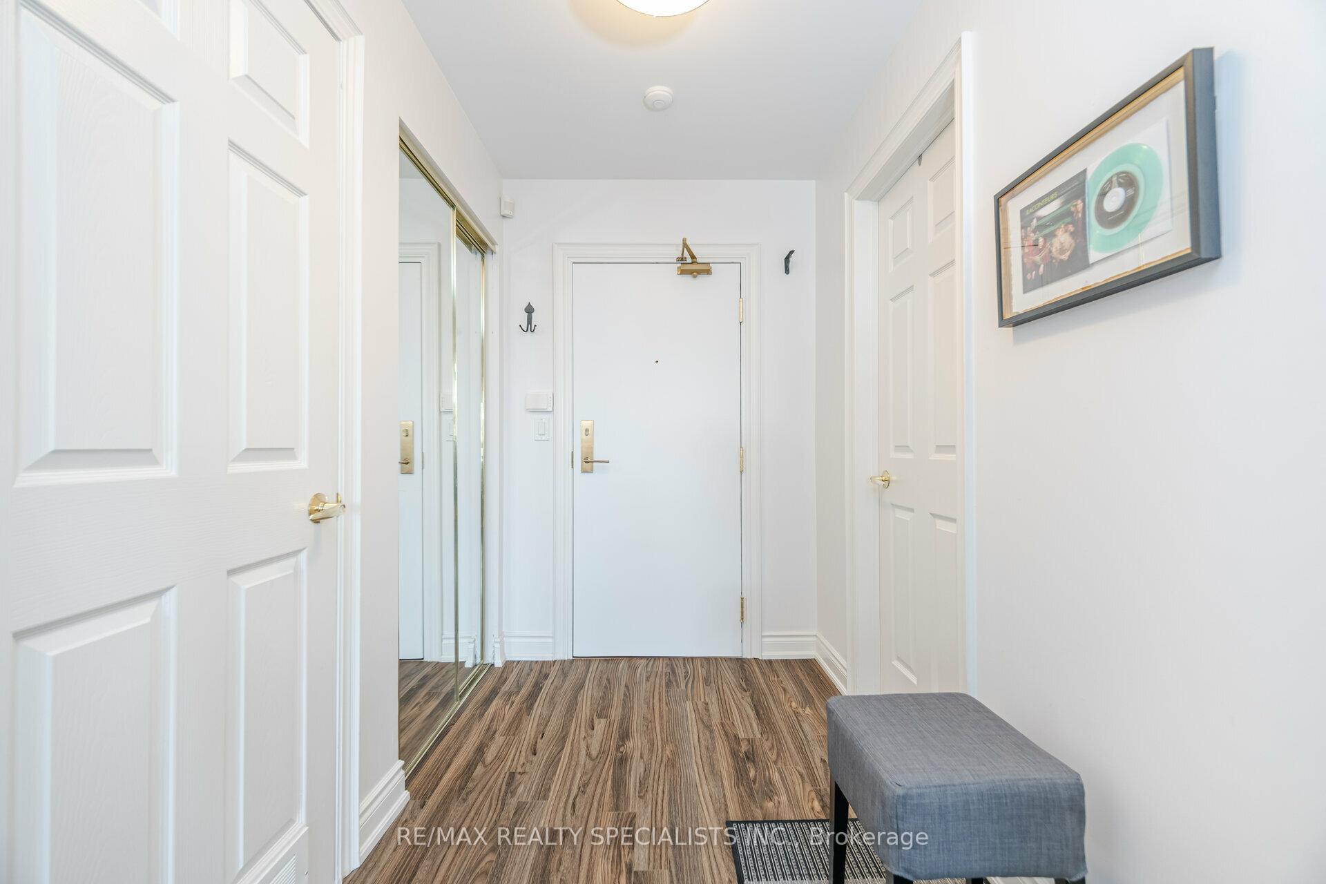 3 Bedrooms Condo at 399 Elizabeth, Burlington For sale