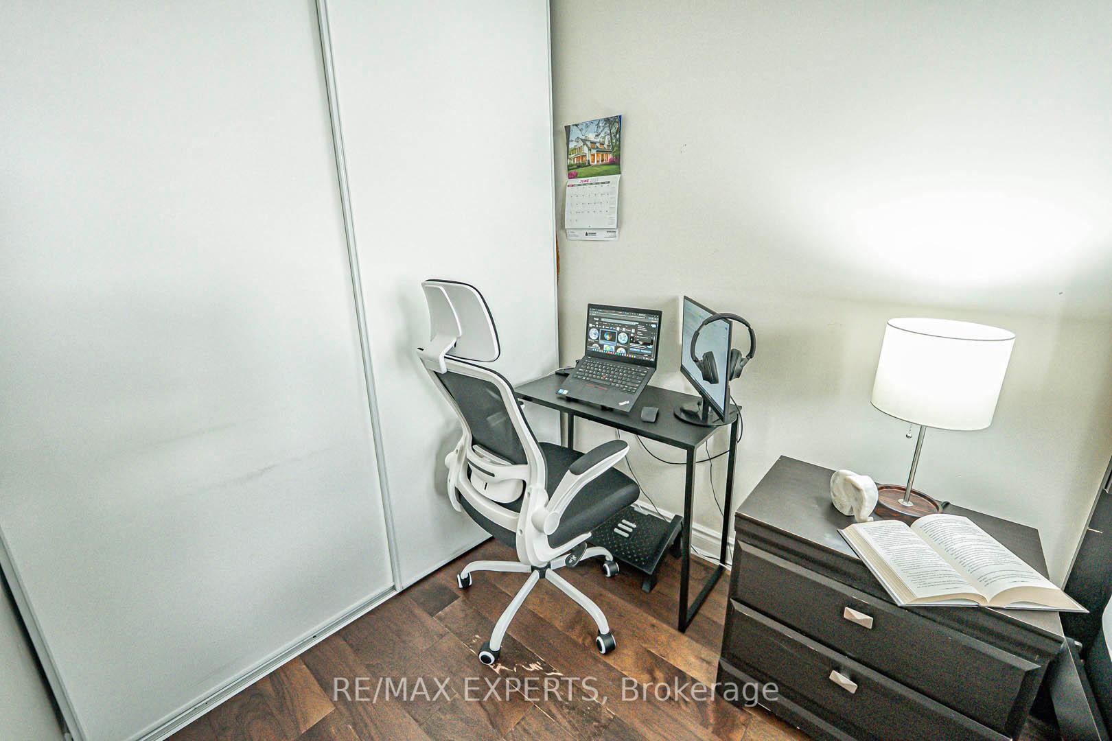 3 Bedrooms Condo at 1625 Bloor, Mississauga For sale