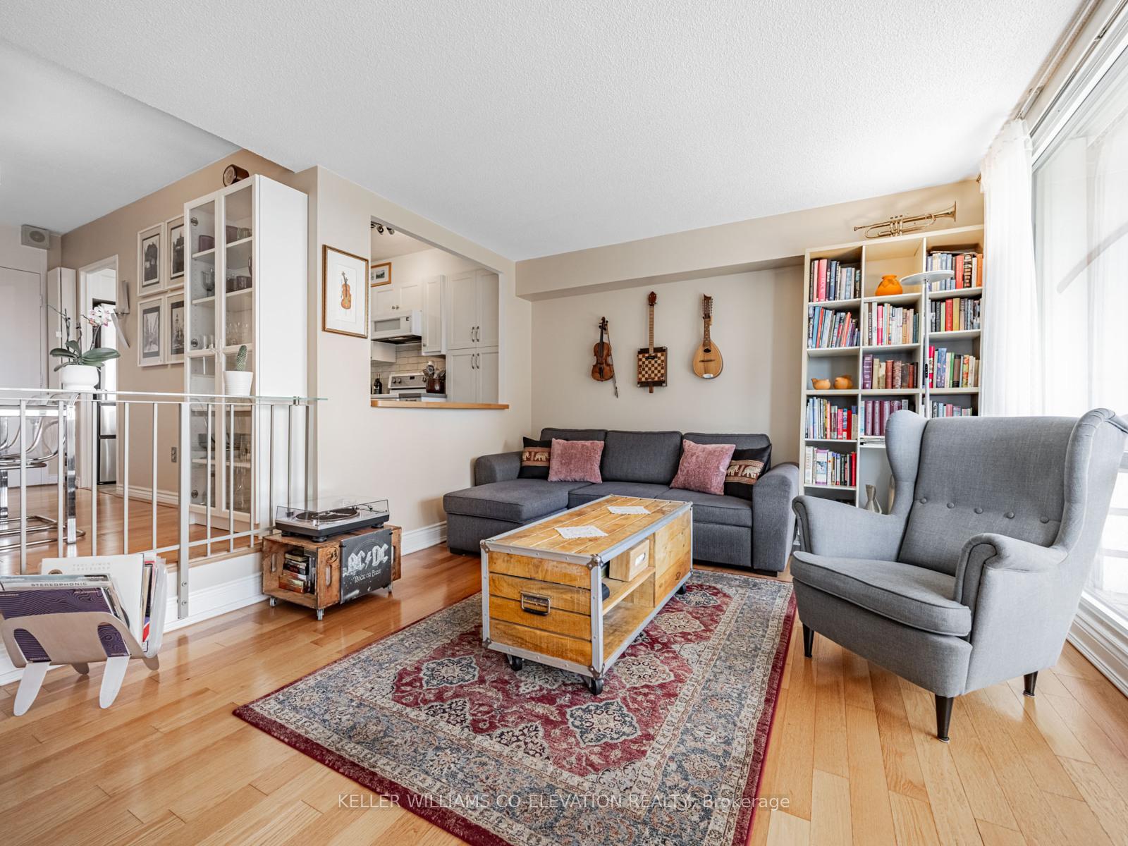 3 Bedrooms Condo at 250 Scarlett, Toronto For sale