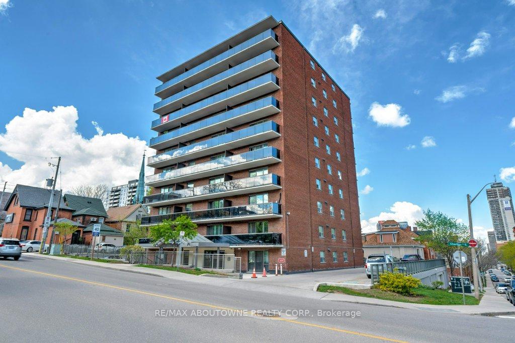 2 Bedrooms Condo at 81 Charlton, Hamilton For sale