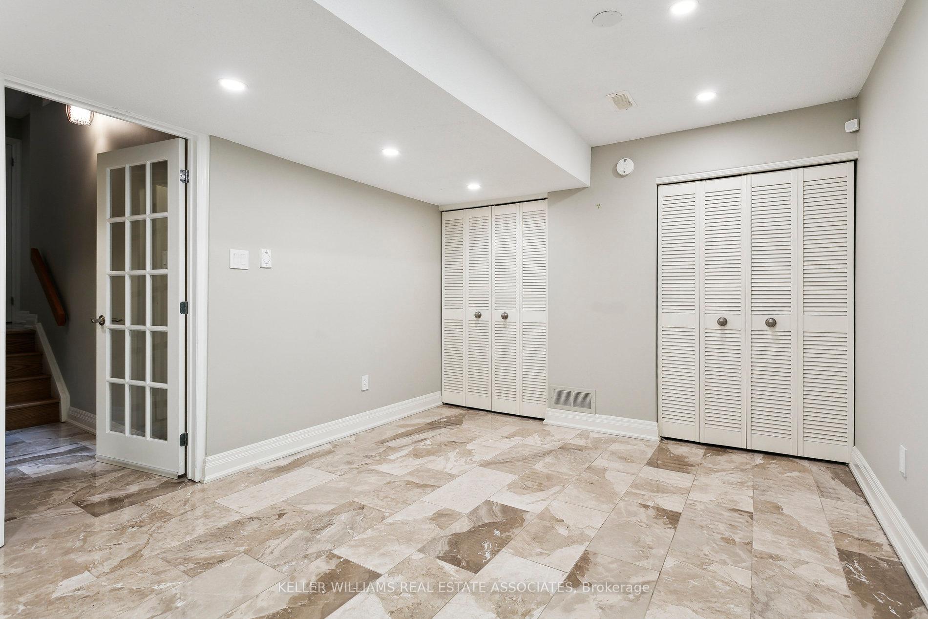 3 Bedrooms Condo at 1250 Marlborough, Oakville For sale