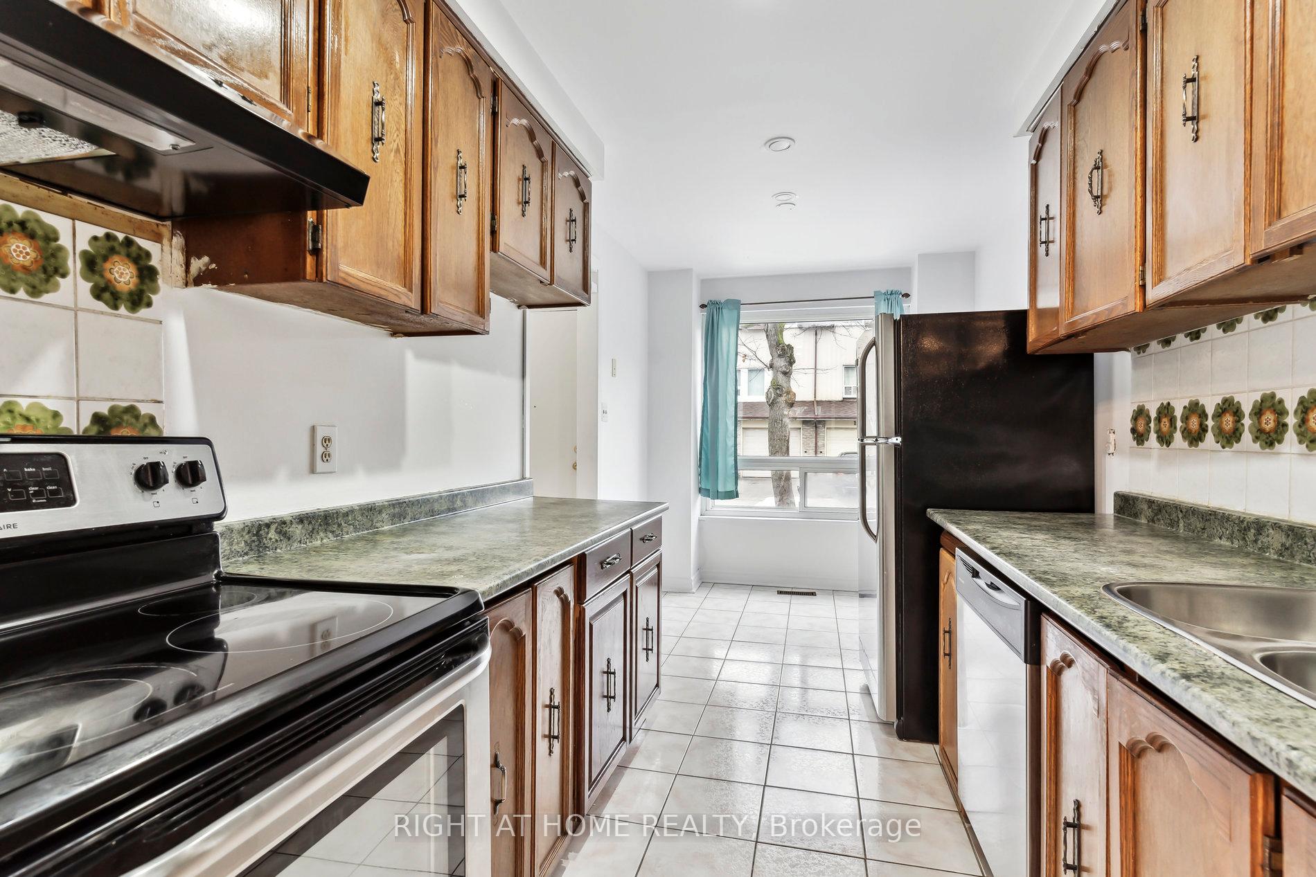 6 Bedrooms Condo at 44 Chester Le, Toronto For sale