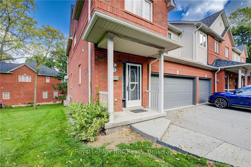 3 Bedrooms Condo at 120 Beddoe, Hamilton For sale
