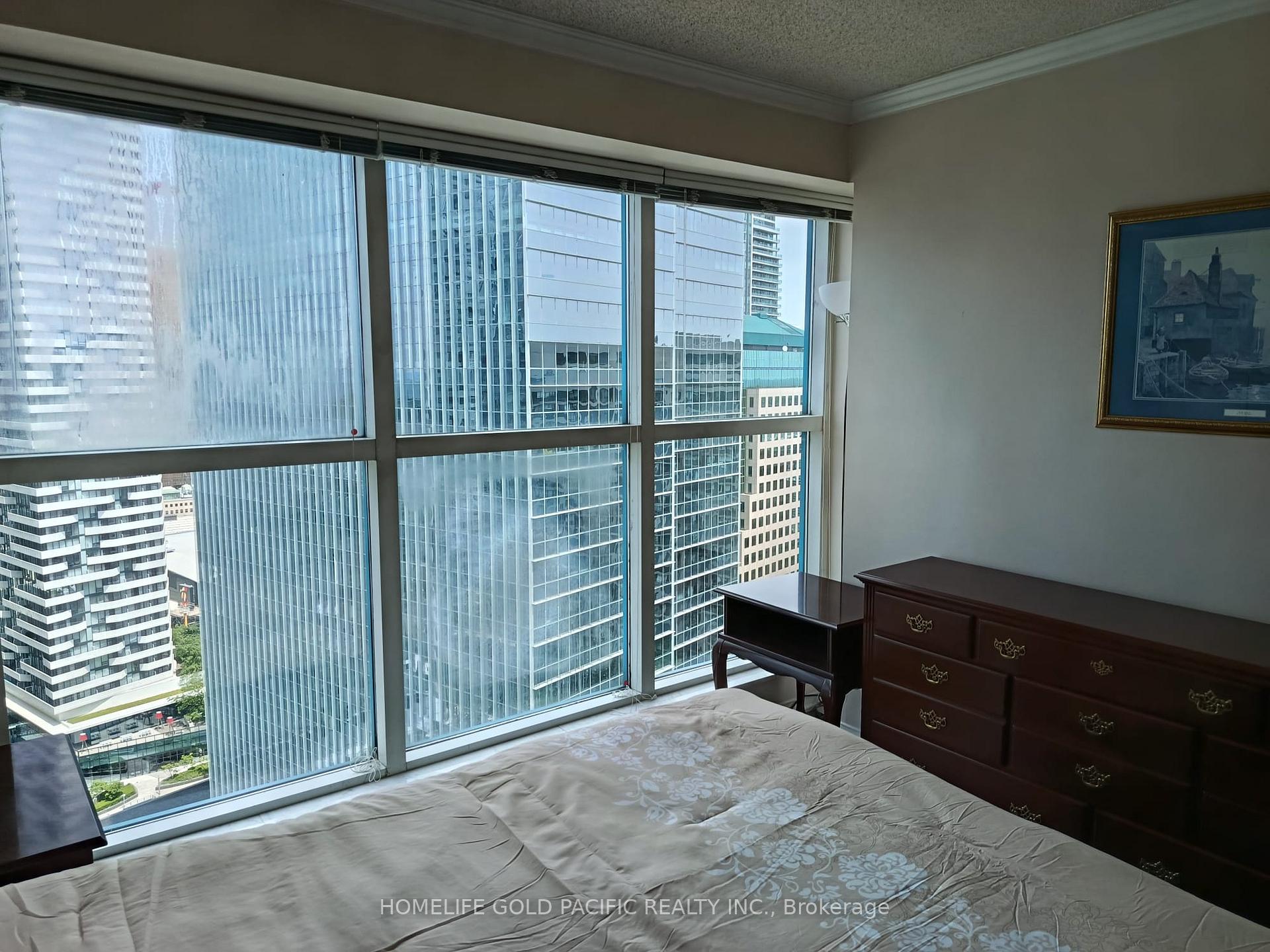 2 Bedrooms Condo at 77 Harbour, Toronto For sale