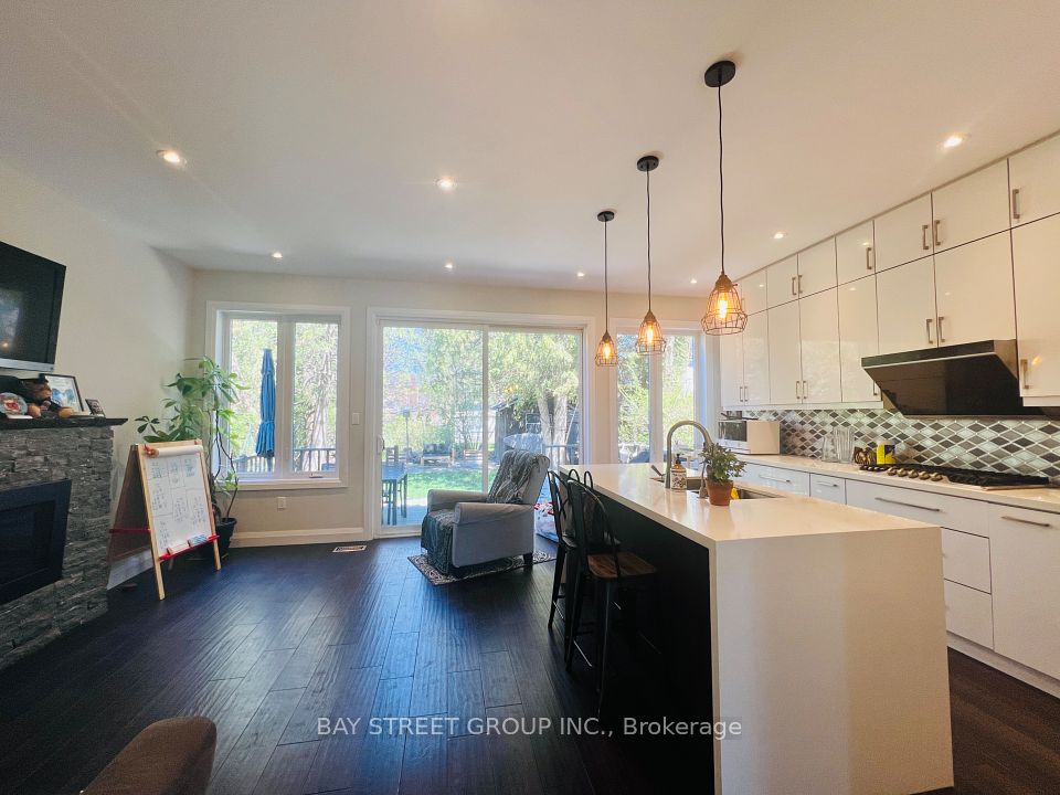 16 Enfield Avenue, Toronto, ON M8W 1T8