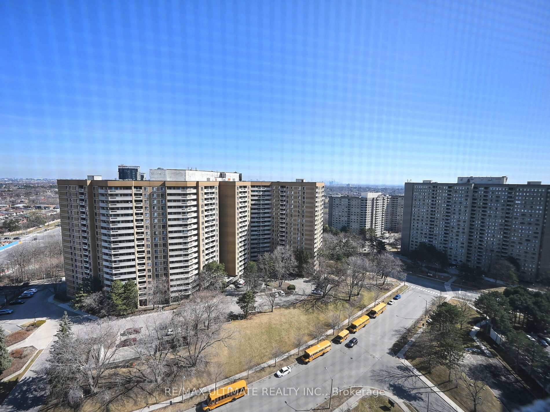 3 Bedrooms Condo at 3700 Kaneff, Mississauga For sale