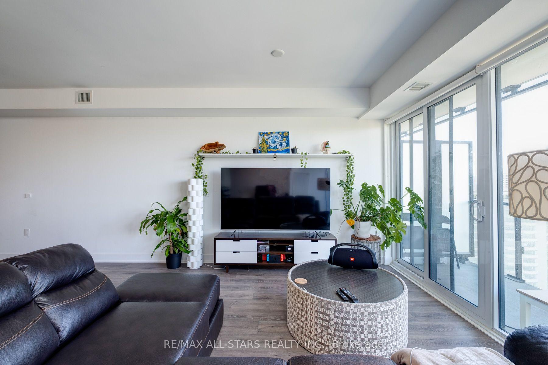 3 Bedrooms Condo at 575 Bloor, Toronto For sale
