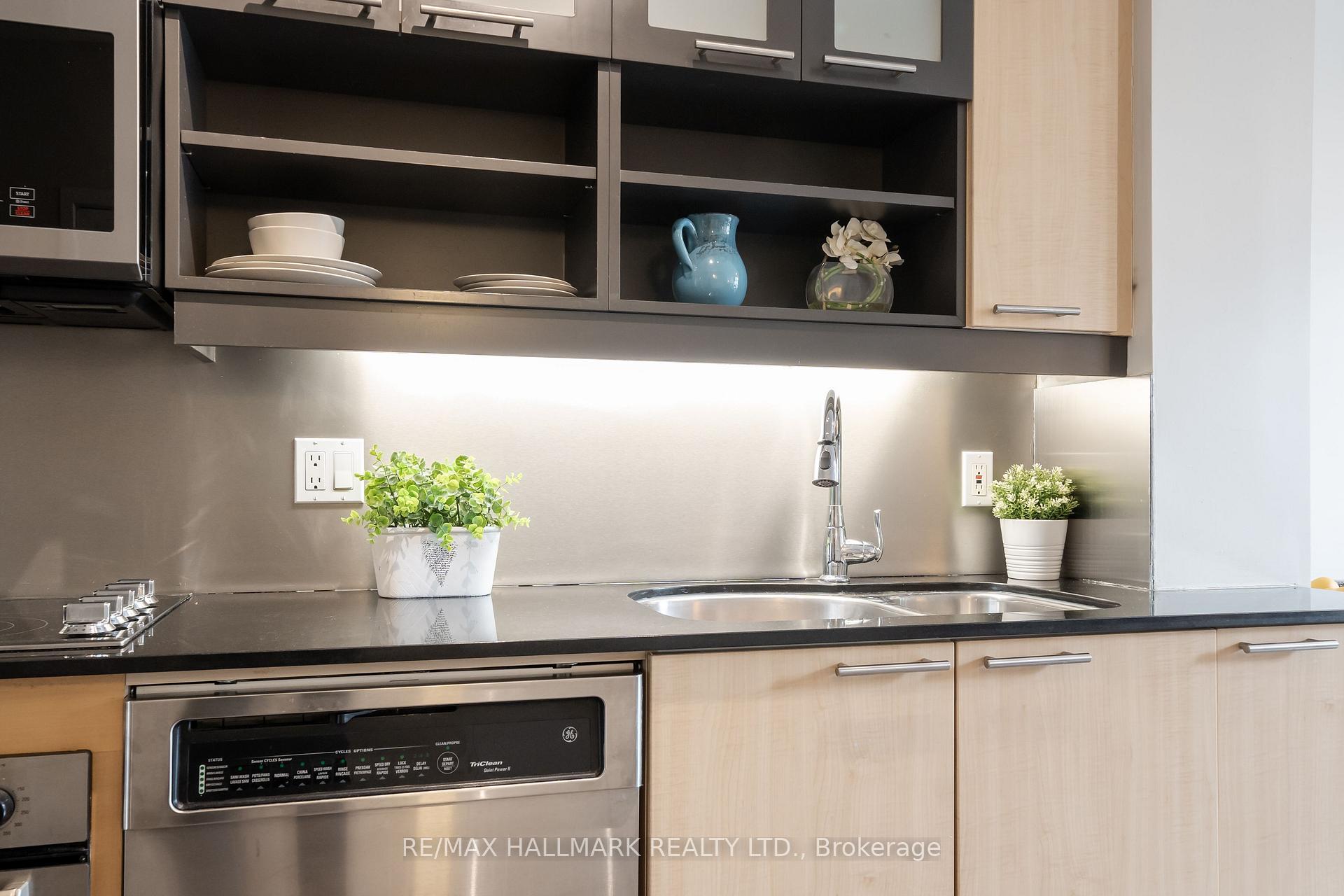 2 Bedrooms Condo at 36 Blue Jays,  Toronto For sale