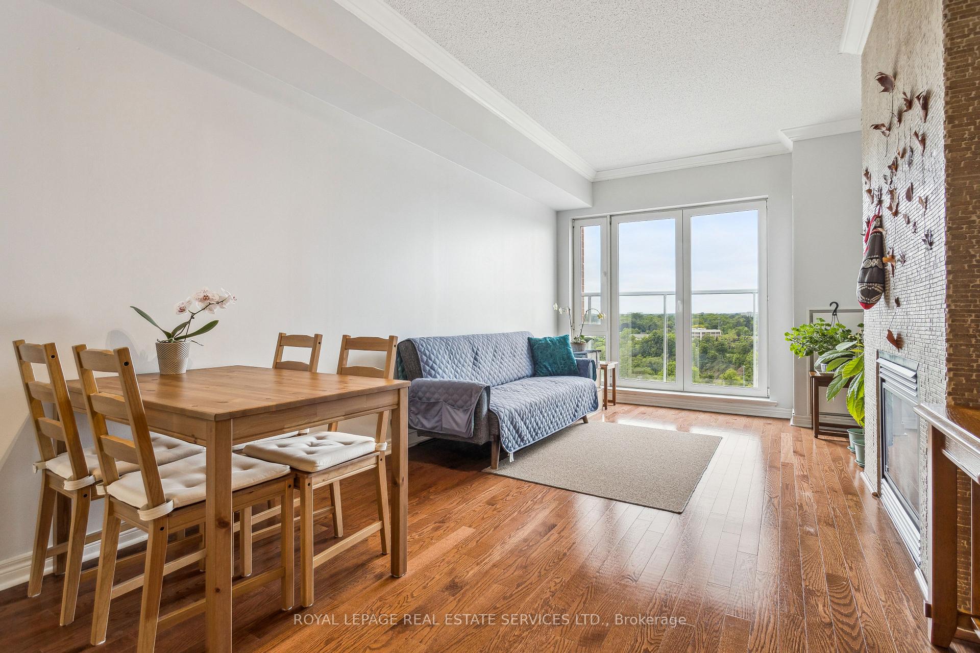 2 Bedrooms Condo at 40 Old Mill, Oakville For sale