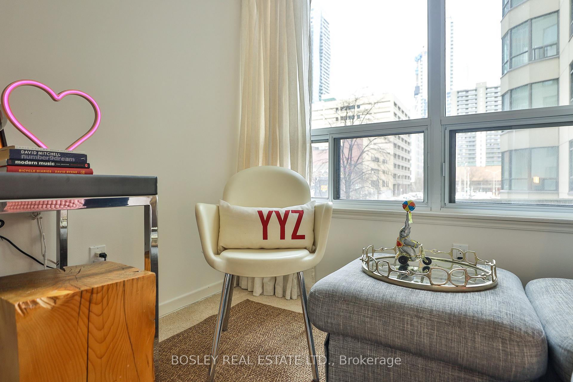 2 Bedrooms Condo at 25 Maitland, Toronto For sale