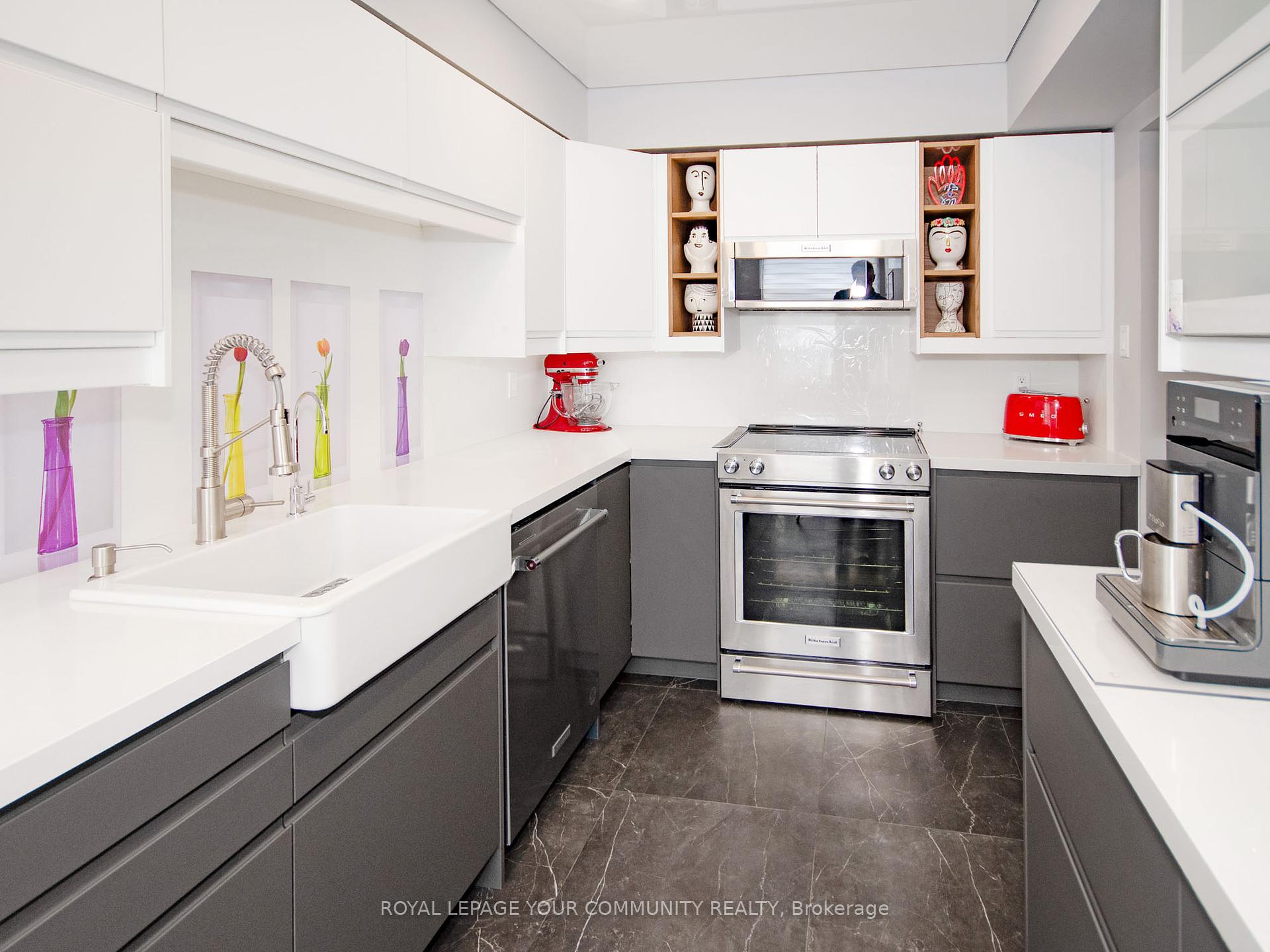 2 Bedrooms Condo at 11 Townsgate, Vaughan For sale