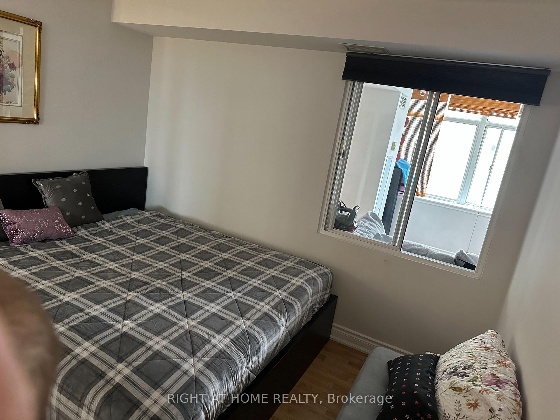 3 Bedrooms Condo at 300 Webb,  Mississauga For sale