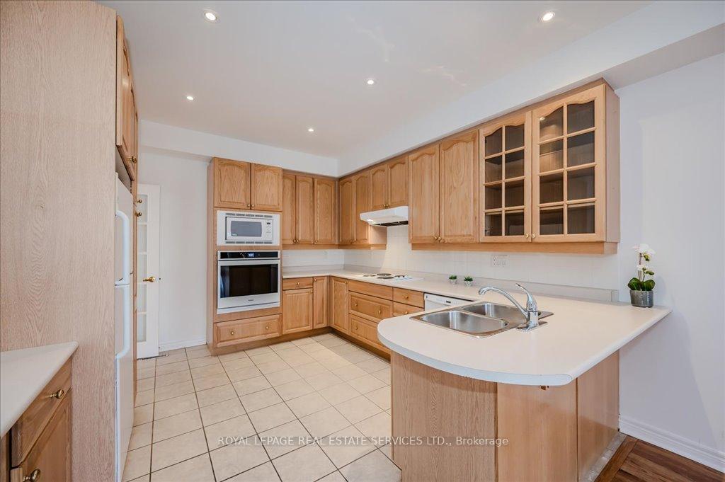 3 Bedrooms Condo at 1267 Dorval, Oakville For sale