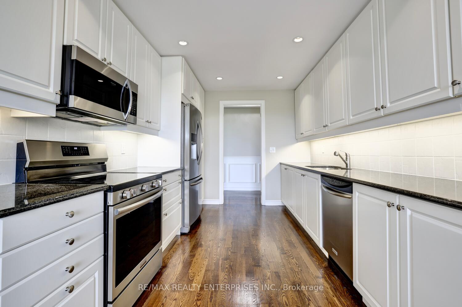 3 Bedrooms Condo at 1900 The Collegeway, Mississauga For sale