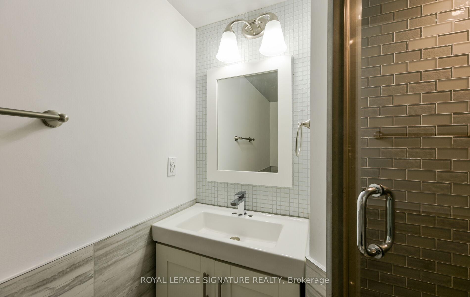 2 Bedrooms Condo at 75 King, Mississauga For sale