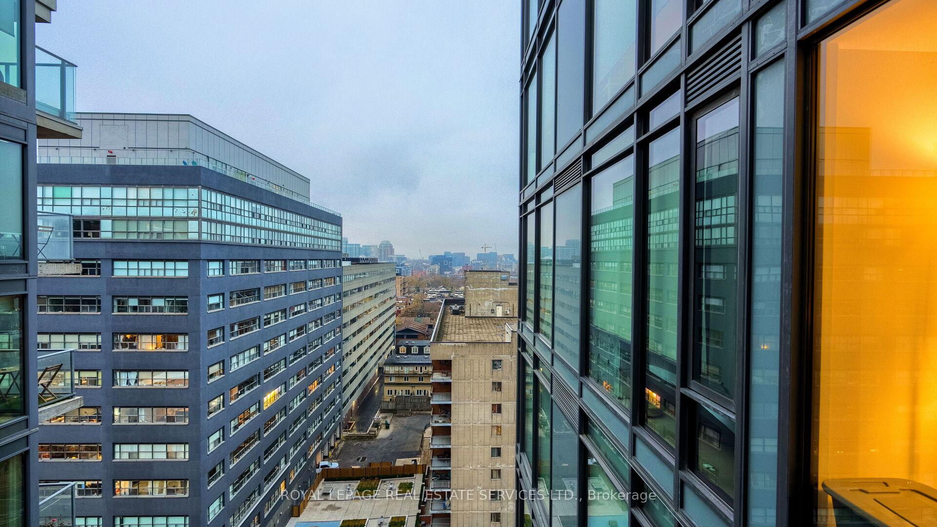 1 Bedroom Condo at 111 Bathurst, Toronto For sale
