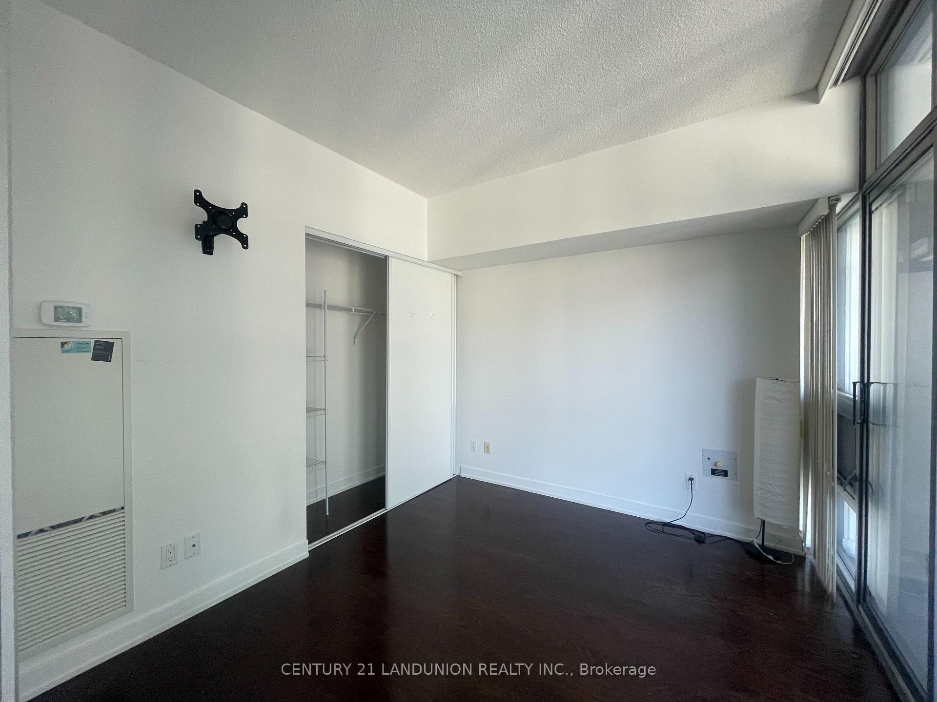 2 Bedrooms Condo at 33 Charles, Toronto For sale
