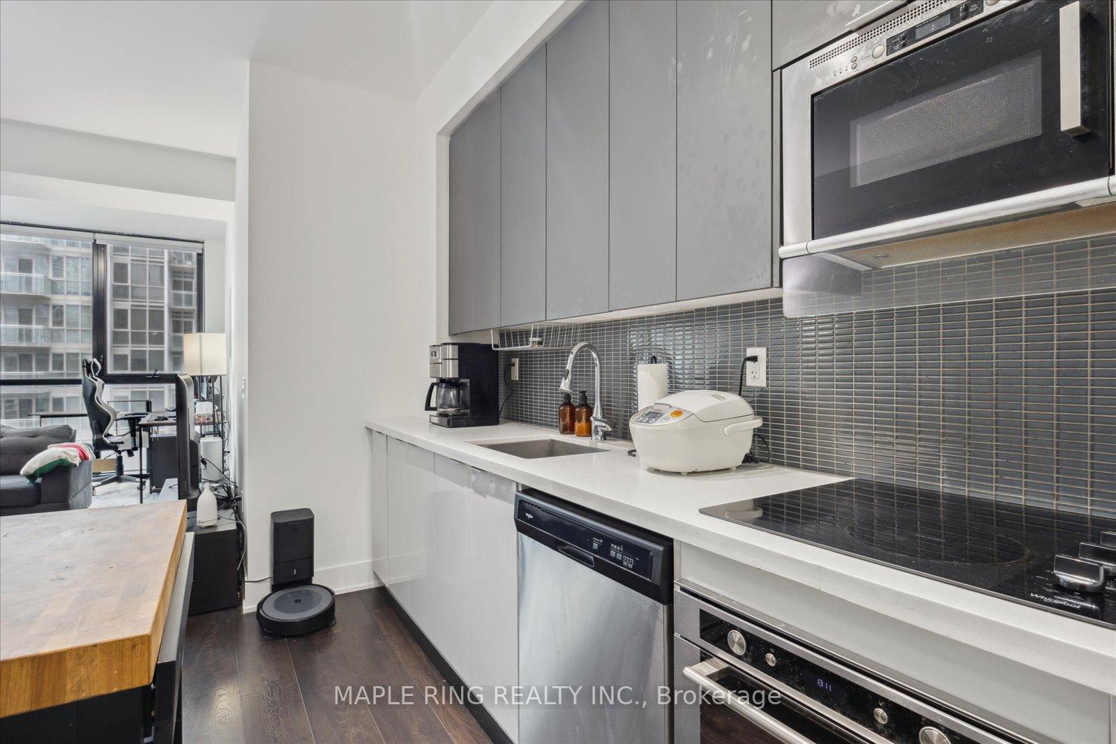 2 Bedrooms Condo at 2916 Highway 7, Vaughan For sale