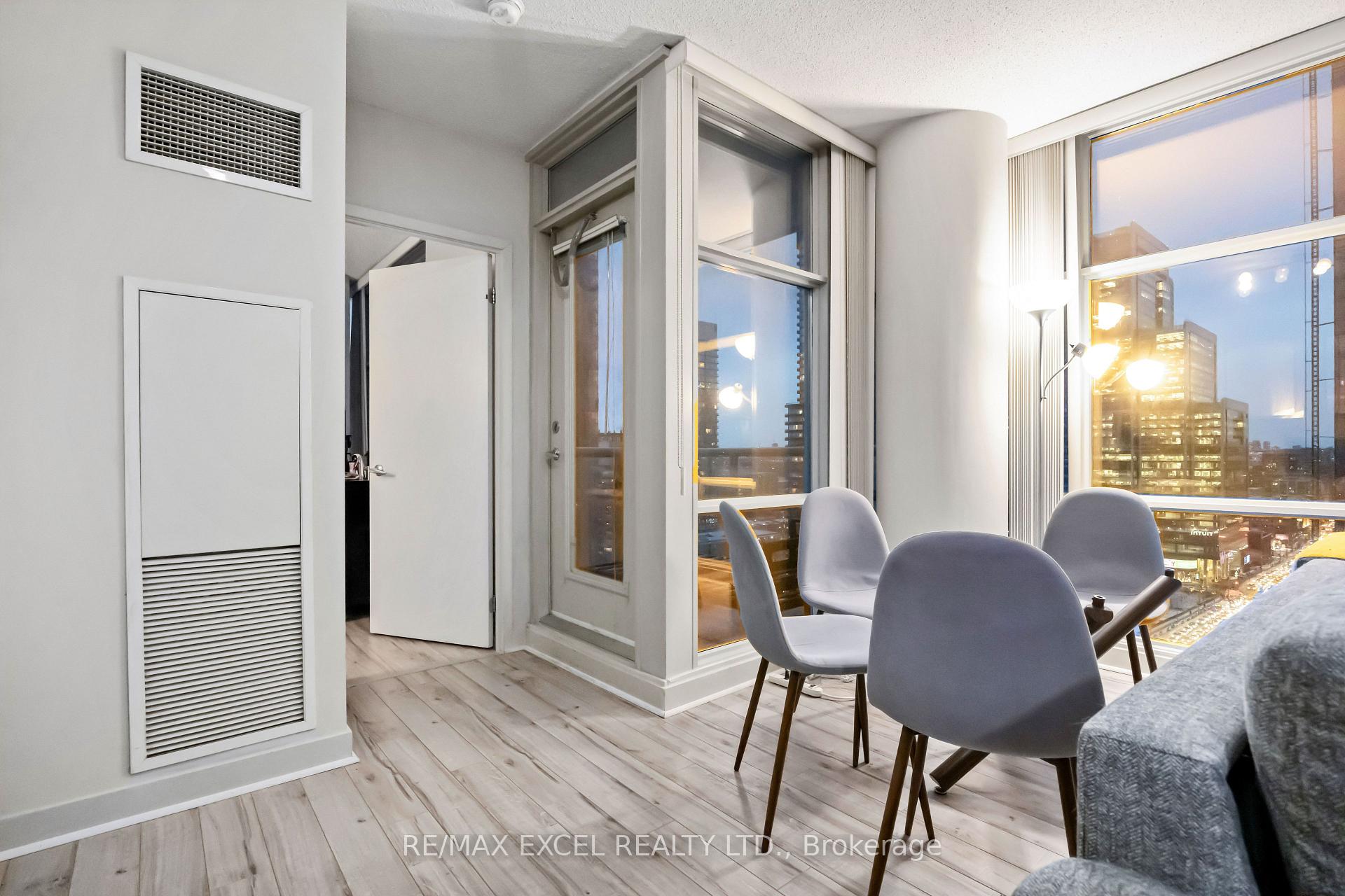 2 Bedrooms Condo at 35 Mariner, Toronto For sale