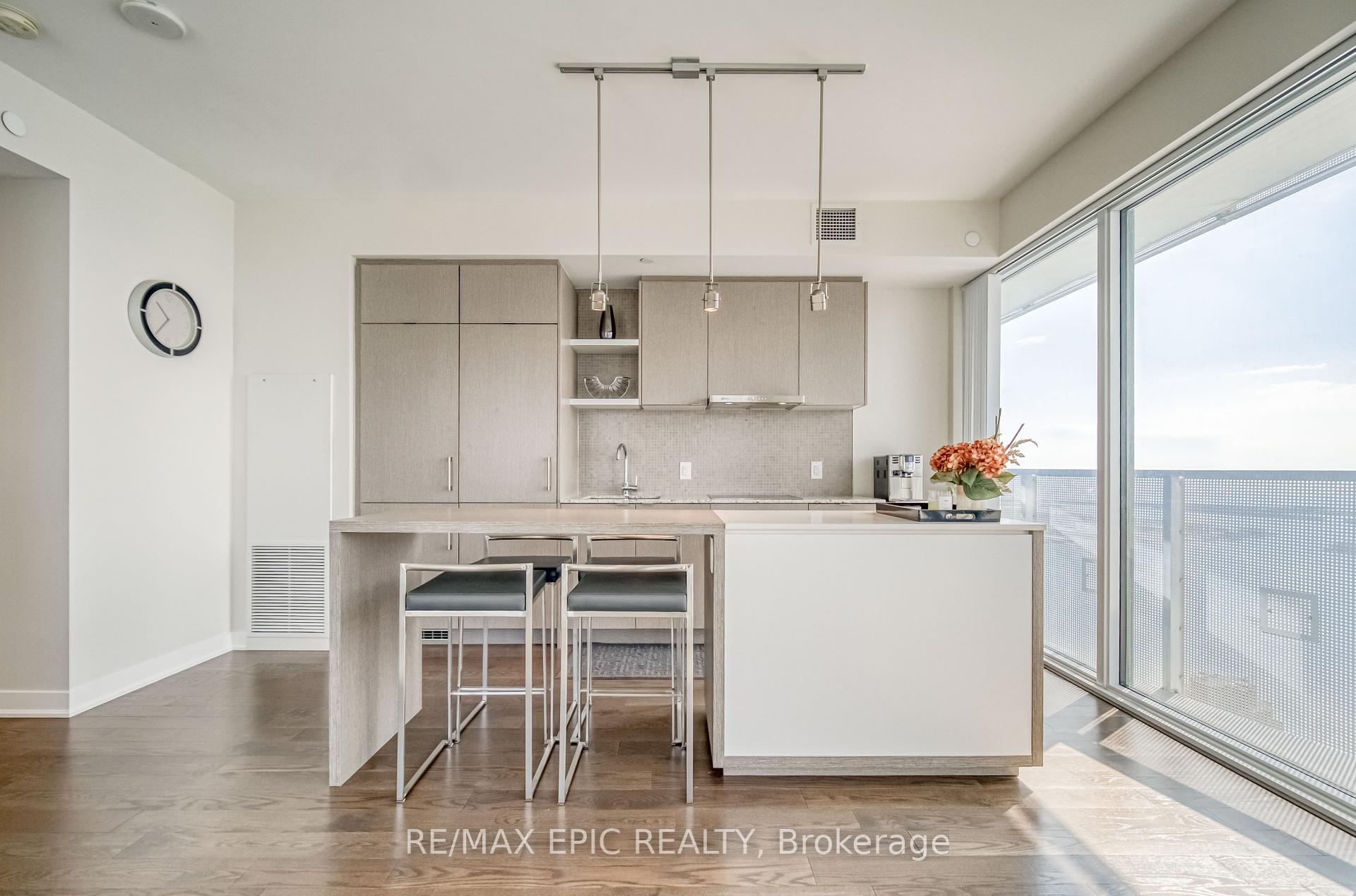 3 Bedrooms Condo at 88 Harbour,  Toronto For sale