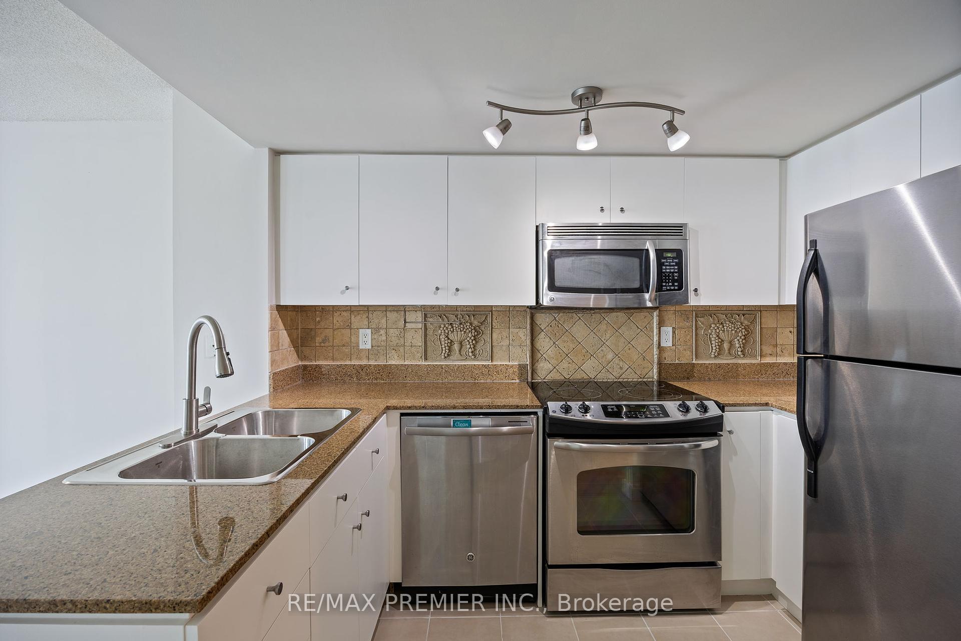 2 Bedrooms Condo at 381 Front,  Toronto For sale