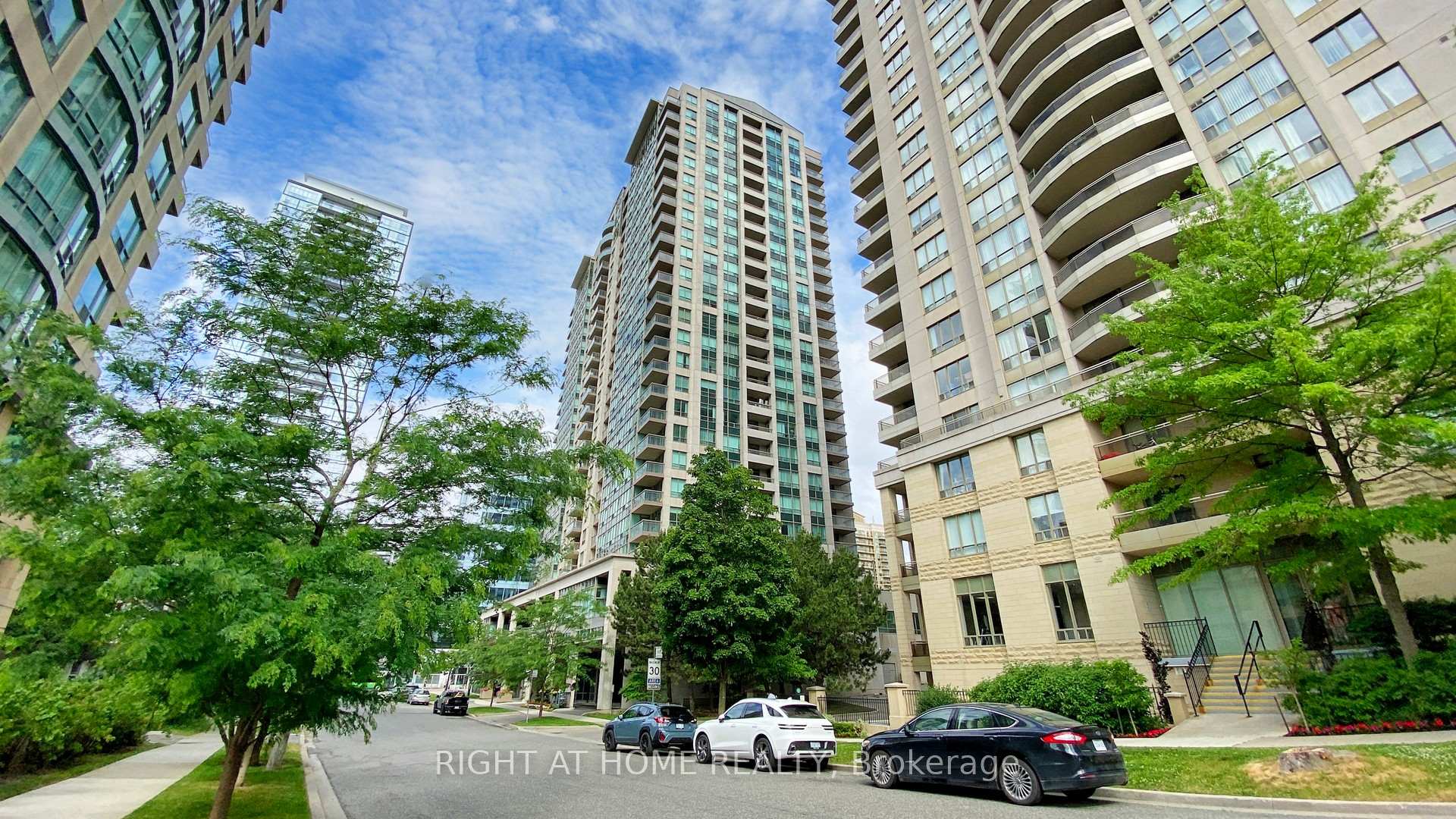 3 Bedrooms Condo at 18 Parkview, Toronto For sale