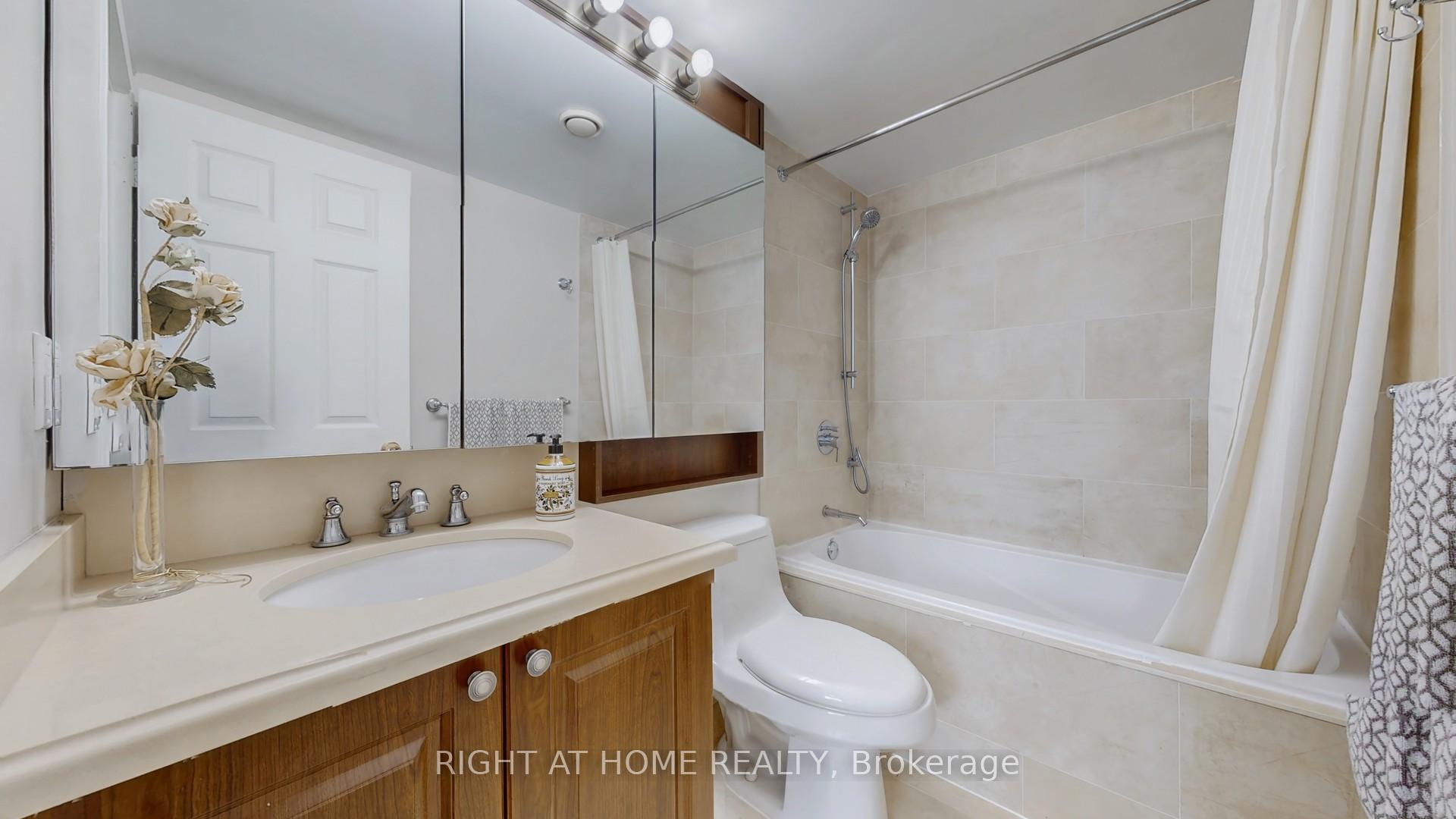 3 Bedrooms Condo at 18 Parkview, Toronto For sale