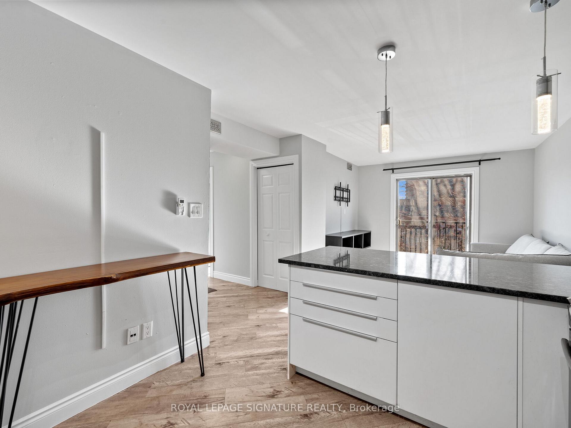 2 Bedrooms Condo at 28 Victoria, Hamilton For sale