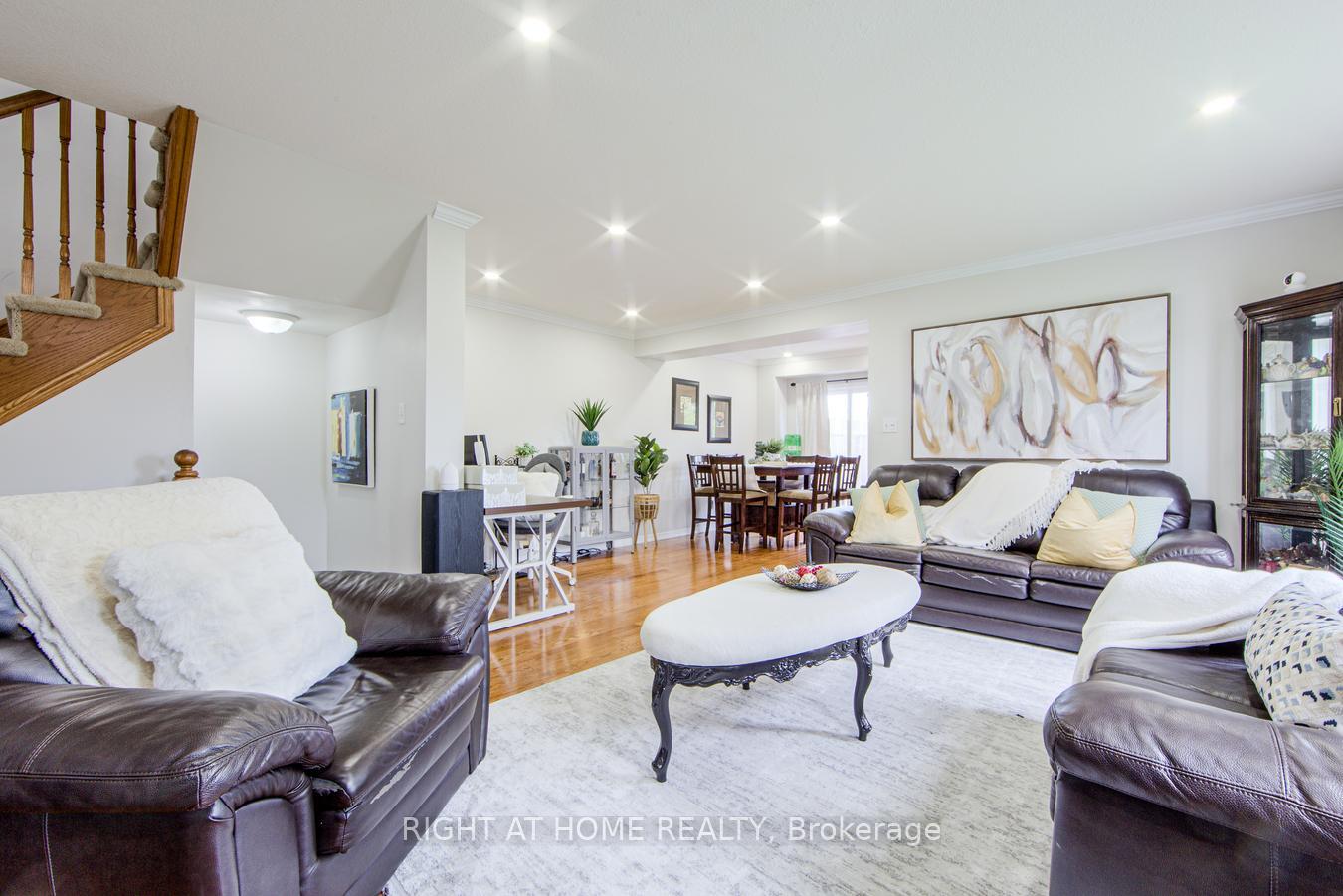 3 Bedrooms Condo at 7 Southside, Hamilton For sale