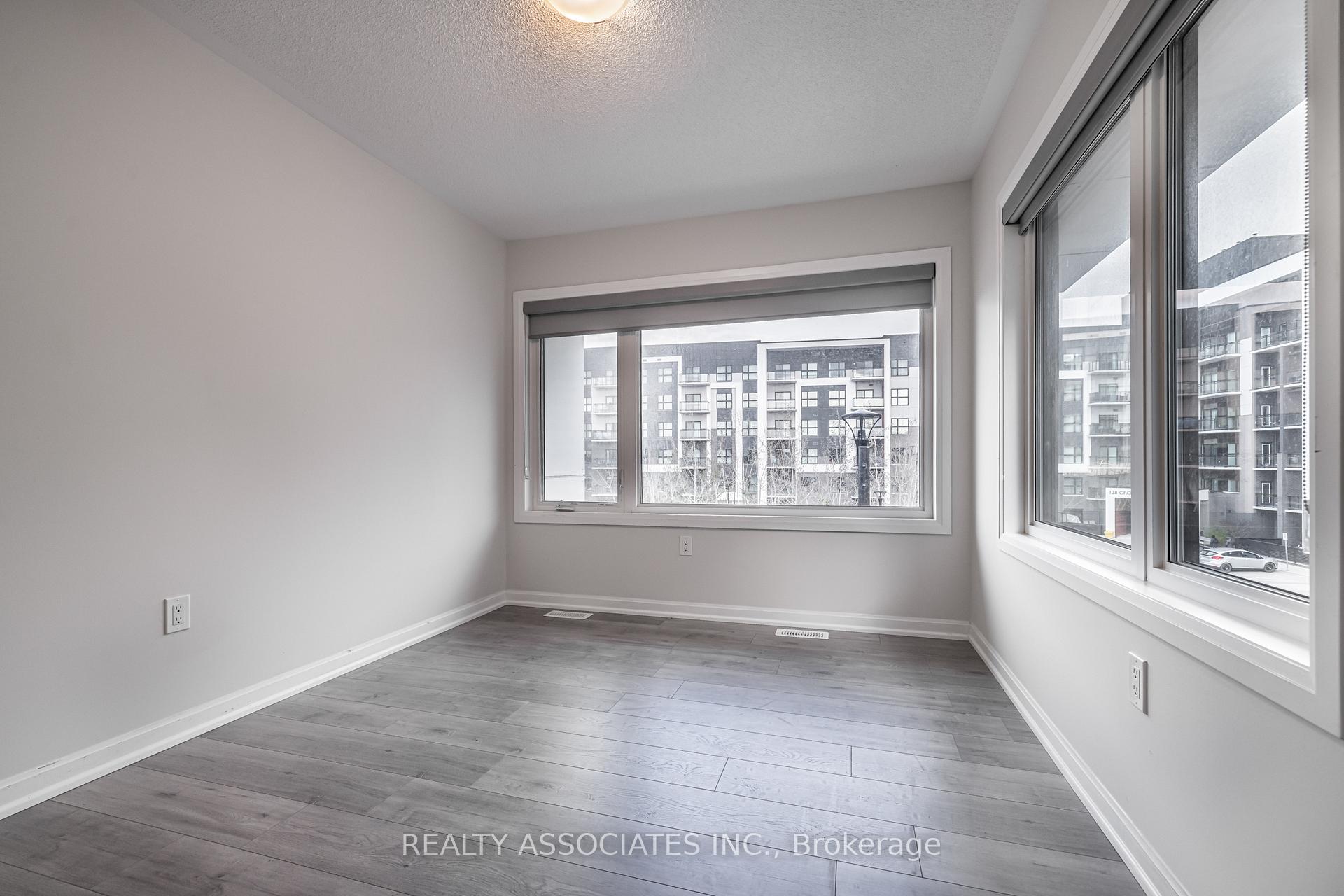 4 Bedrooms Condo at 133 Grovewood, Oakville For sale
