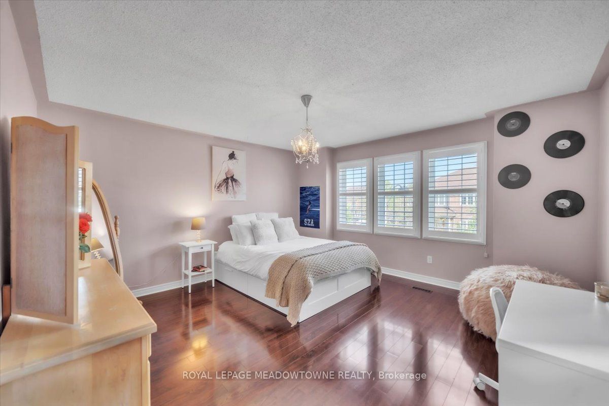 5 Freer Crescent, Ajax, ON L1T 4N5