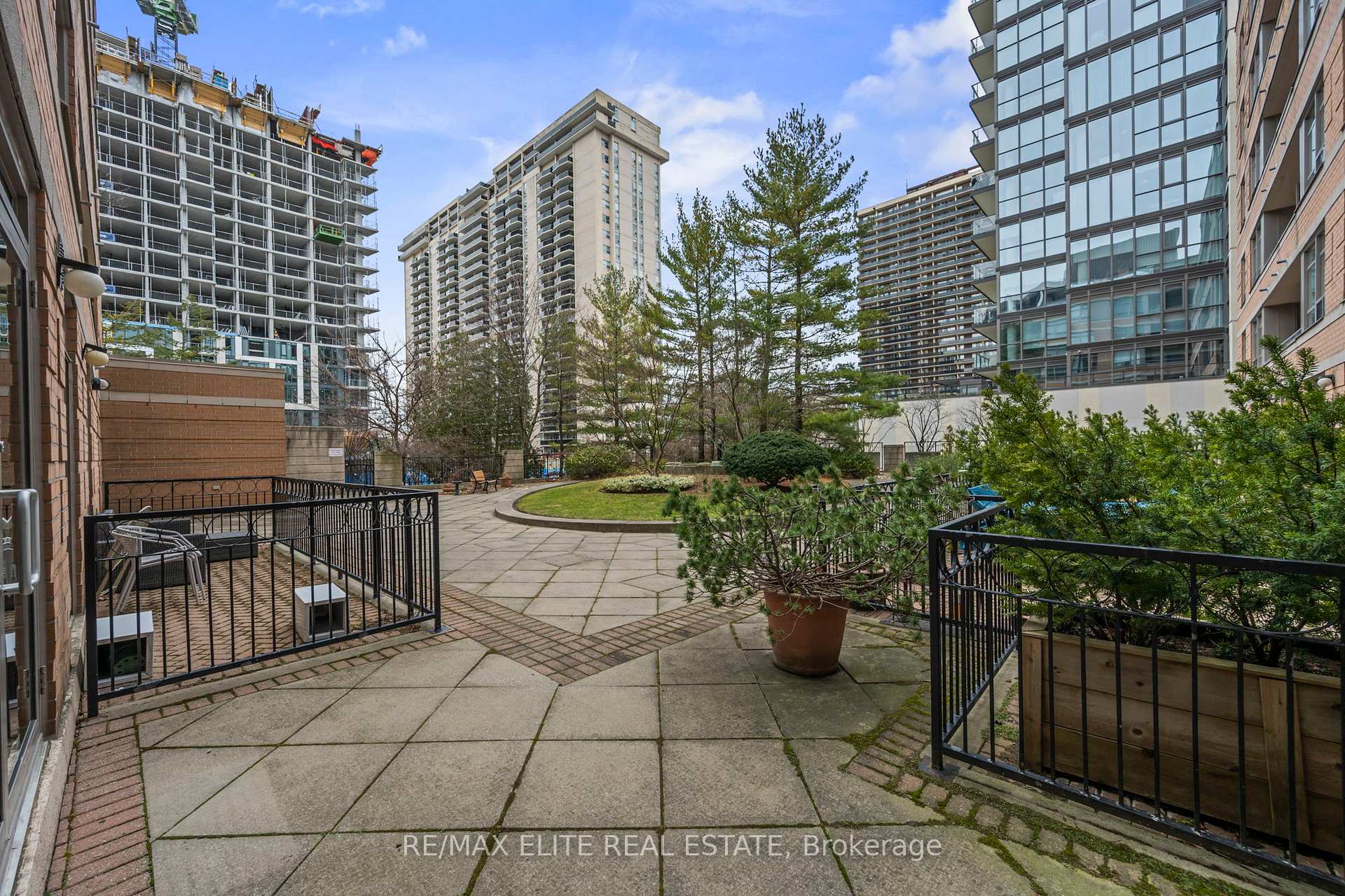 1 Bedroom Condo at 5 Rosehill,  Toronto For sale