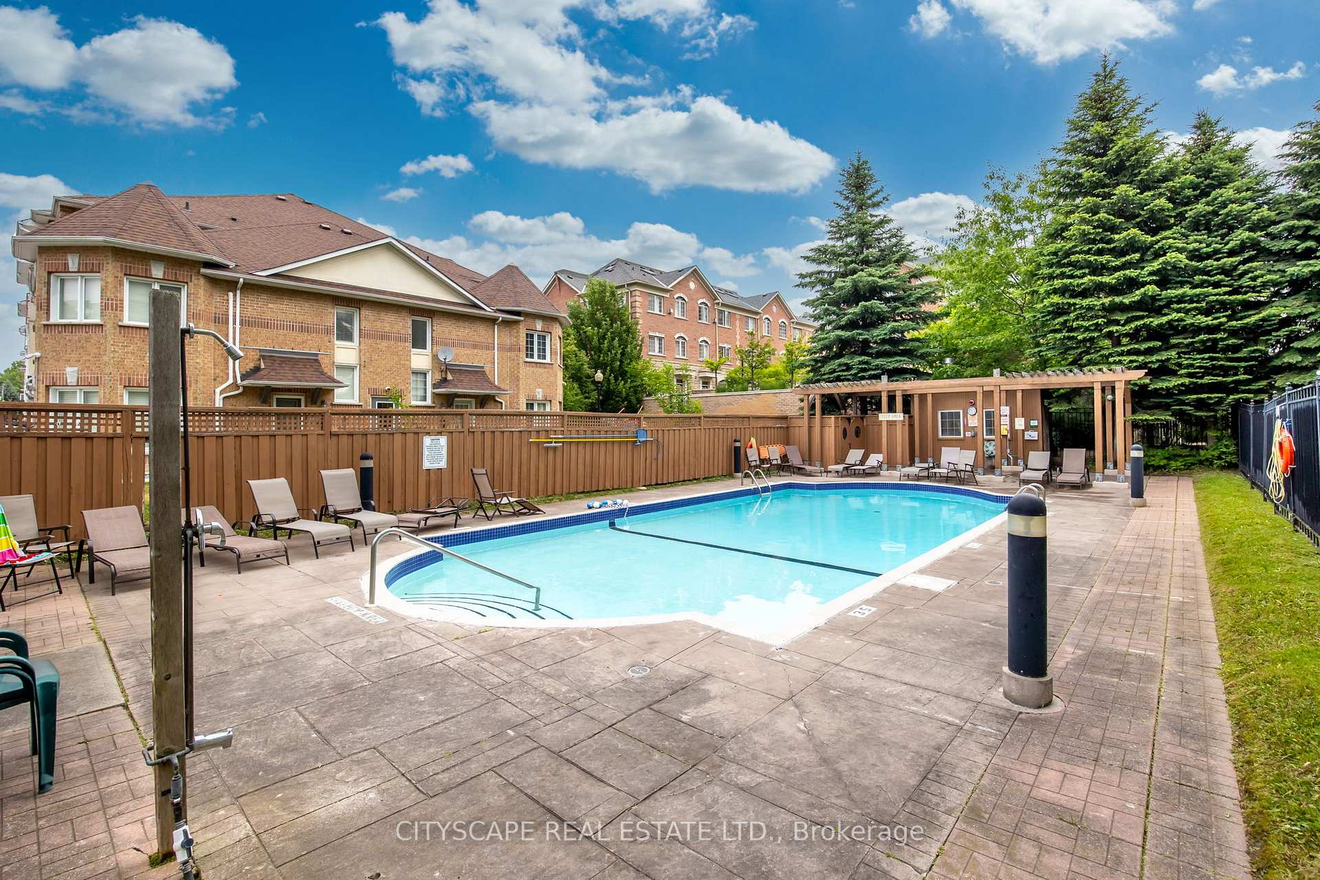 2 Bedrooms Condo at 5 Emerald, Vaughan For sale