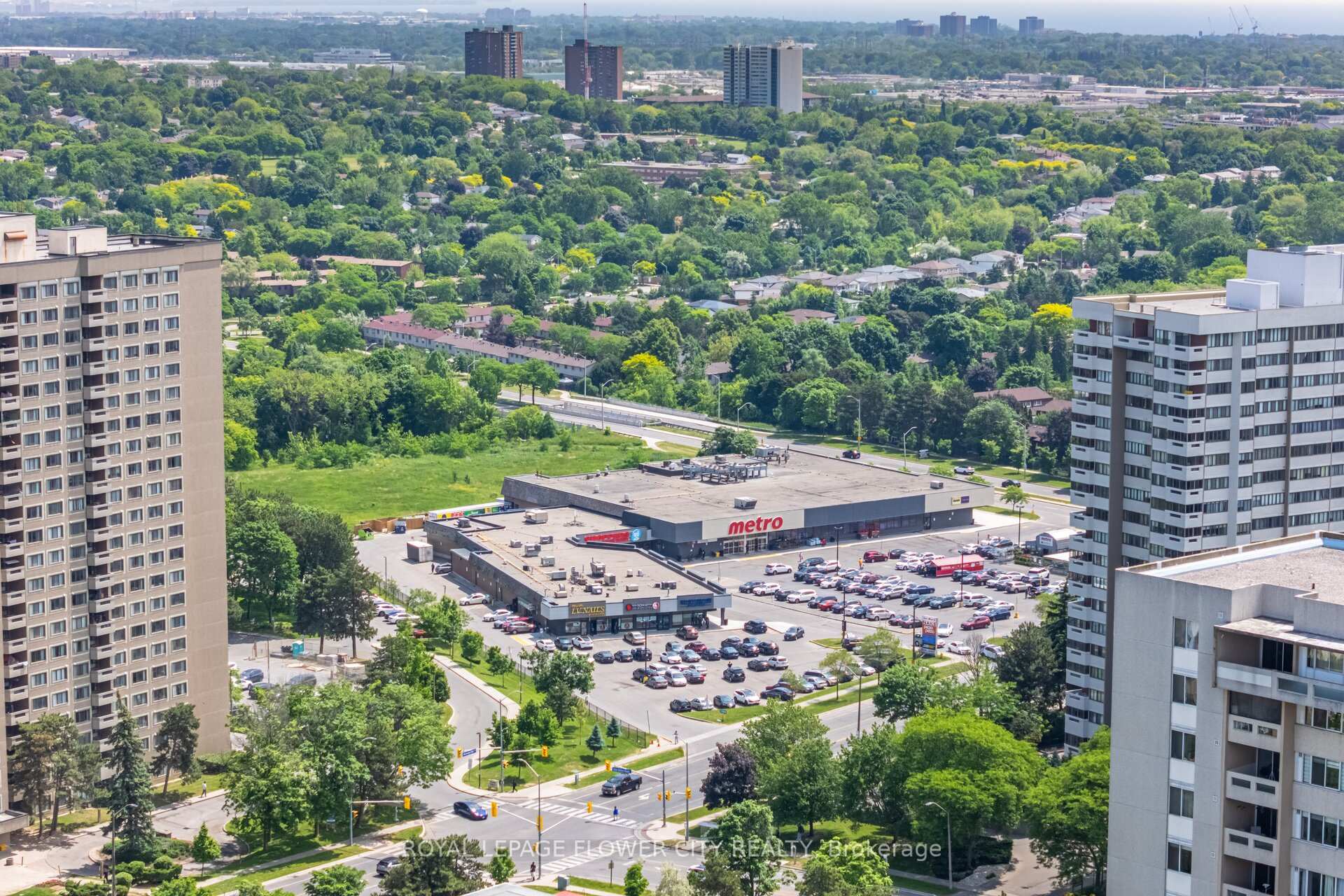 2 Bedrooms Condo at 156 Enfield, Mississauga For sale