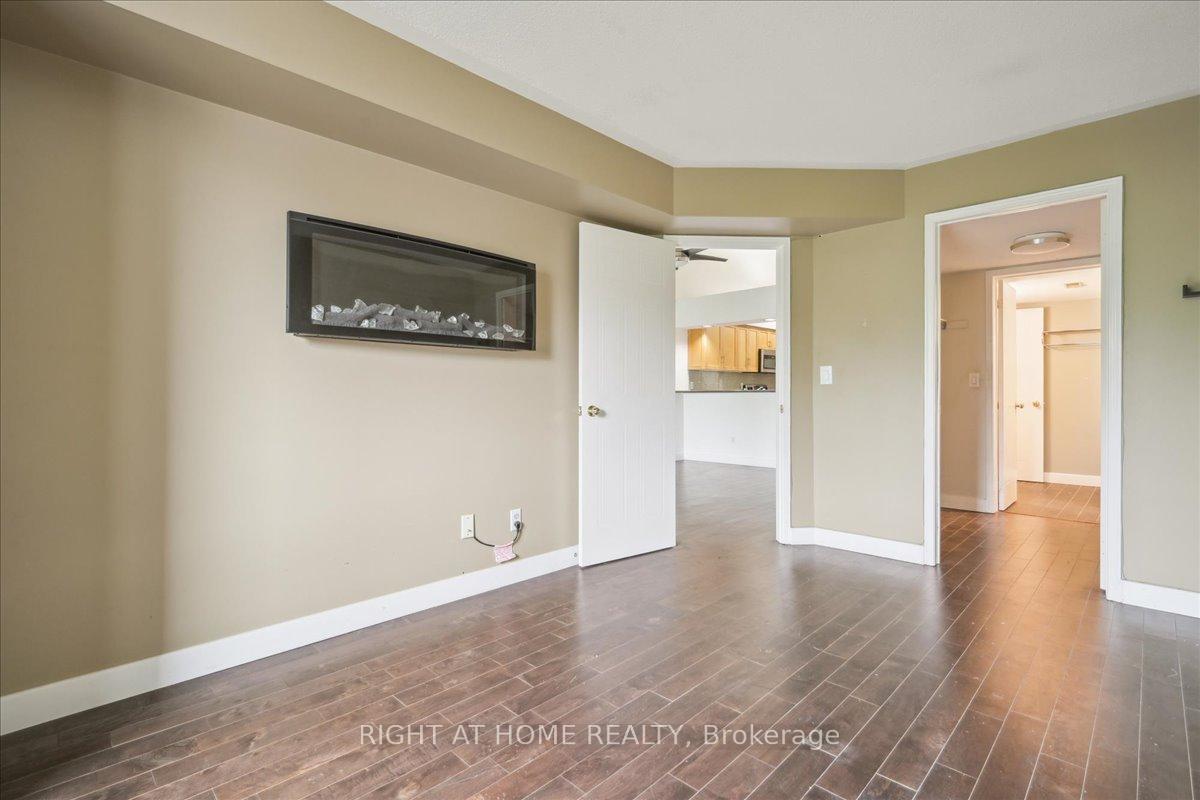 3 Bedrooms Condo at 65 Bristol, Mississauga For sale