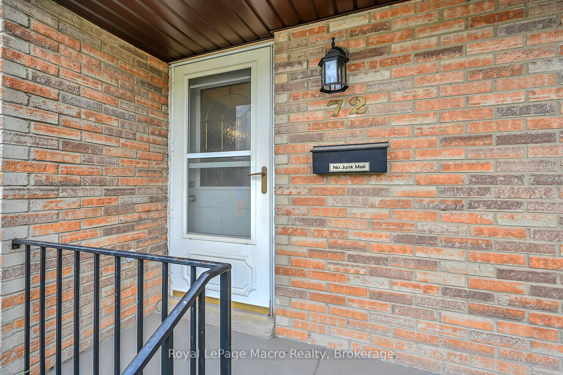 3 Bedrooms Condo at 10 Angus, Hamilton For sale