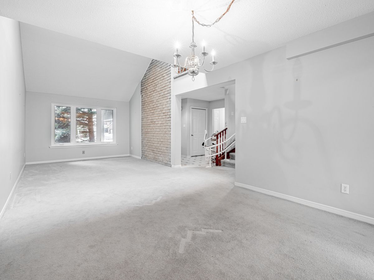 18 Finlayson Court W